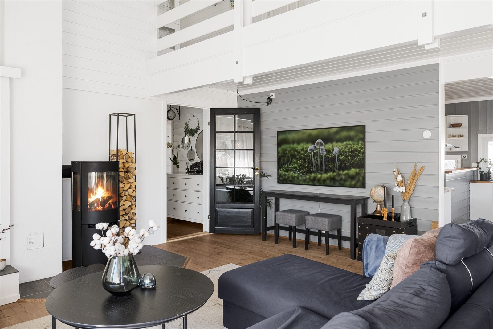 Stuen har god standard med mørkt enstavs gulv og malt panel på veggene. Galleribilde