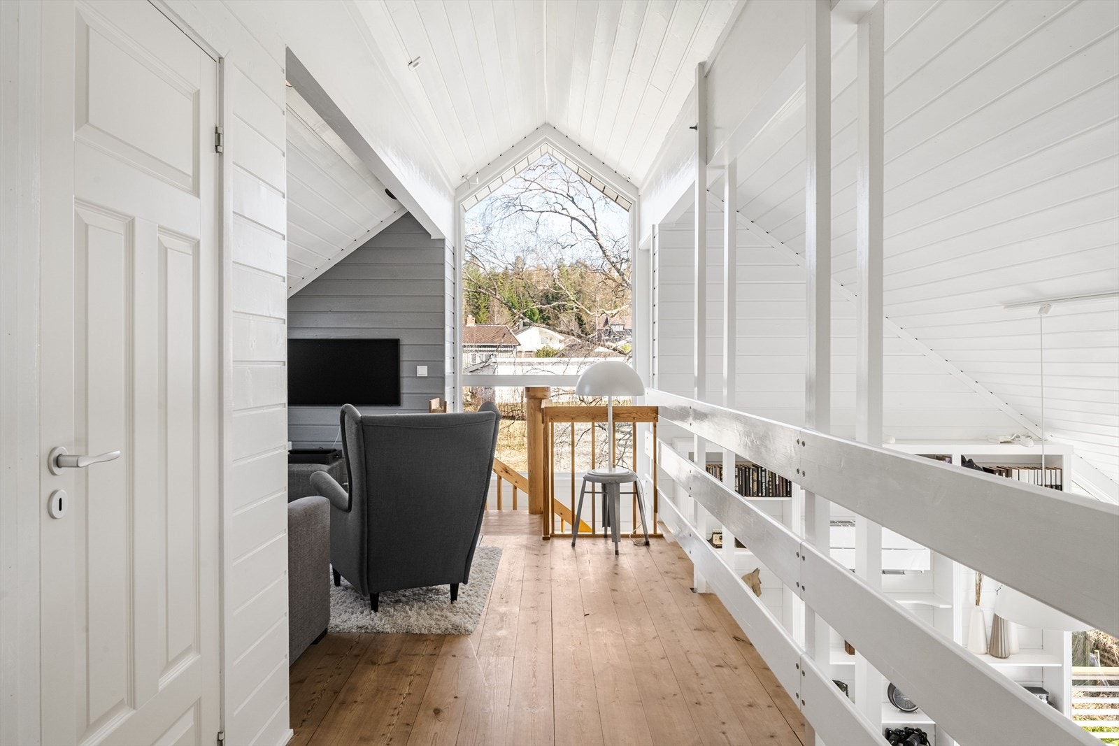 Fra loftstuen er det åpent ned til stuen. Galleribilde
