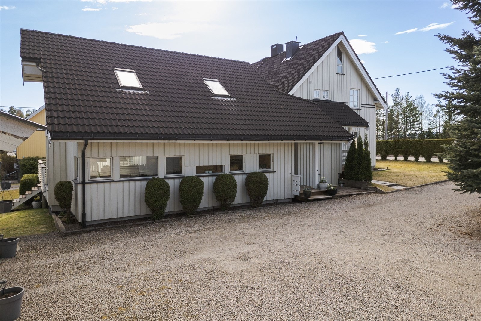 Boligen har yttervegger kledd med tømmermannpanel og tak tekket med betongtakstein. Galleribilde
