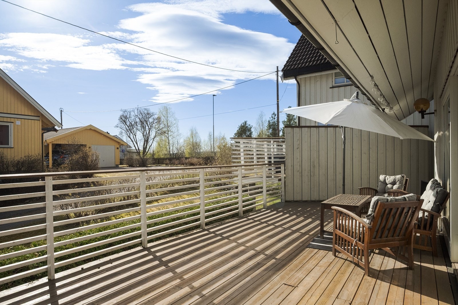 Fra gangen i 1. etasje er det utgang til en stor og solrik sydvestvendt terrasse på ca. 41m². Galleribilde