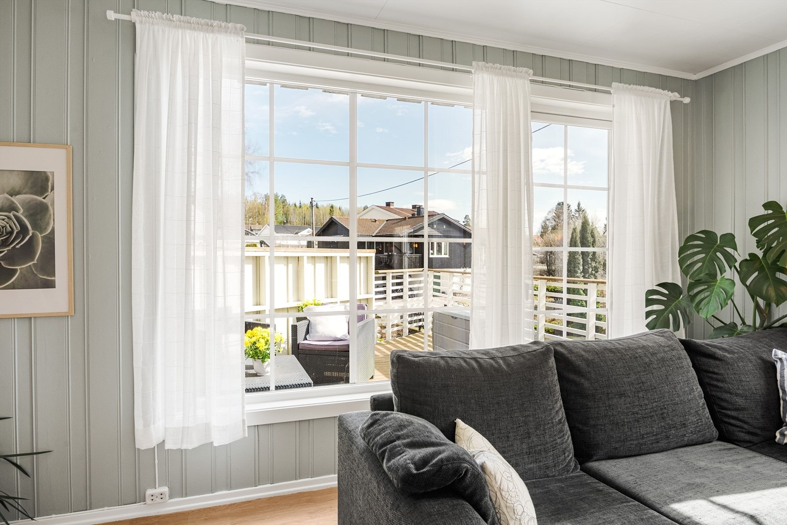 Stuen har store vinduer som slipper inn rikelig med naturlig lys. Galleribilde