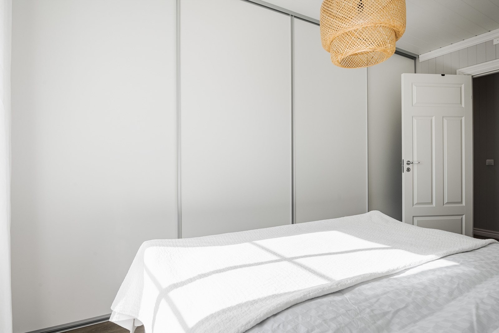 På soverommet er det en stor plassbygget skyvedørsgarderobe langs hele den ene veggen. Galleribilde
