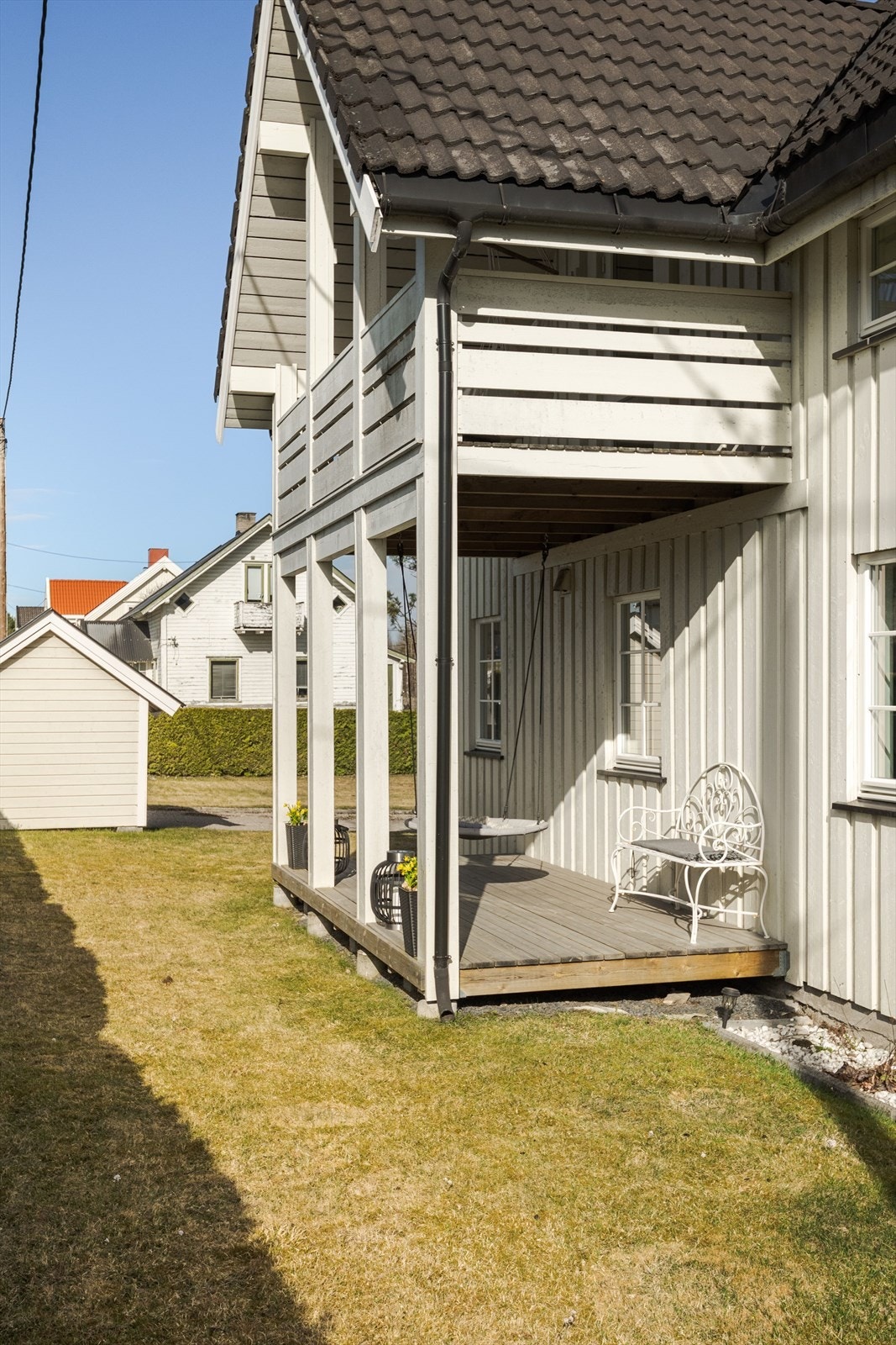 Under balkongen er det en koselig terrasseplatting på ca. 9m². Galleribilde
