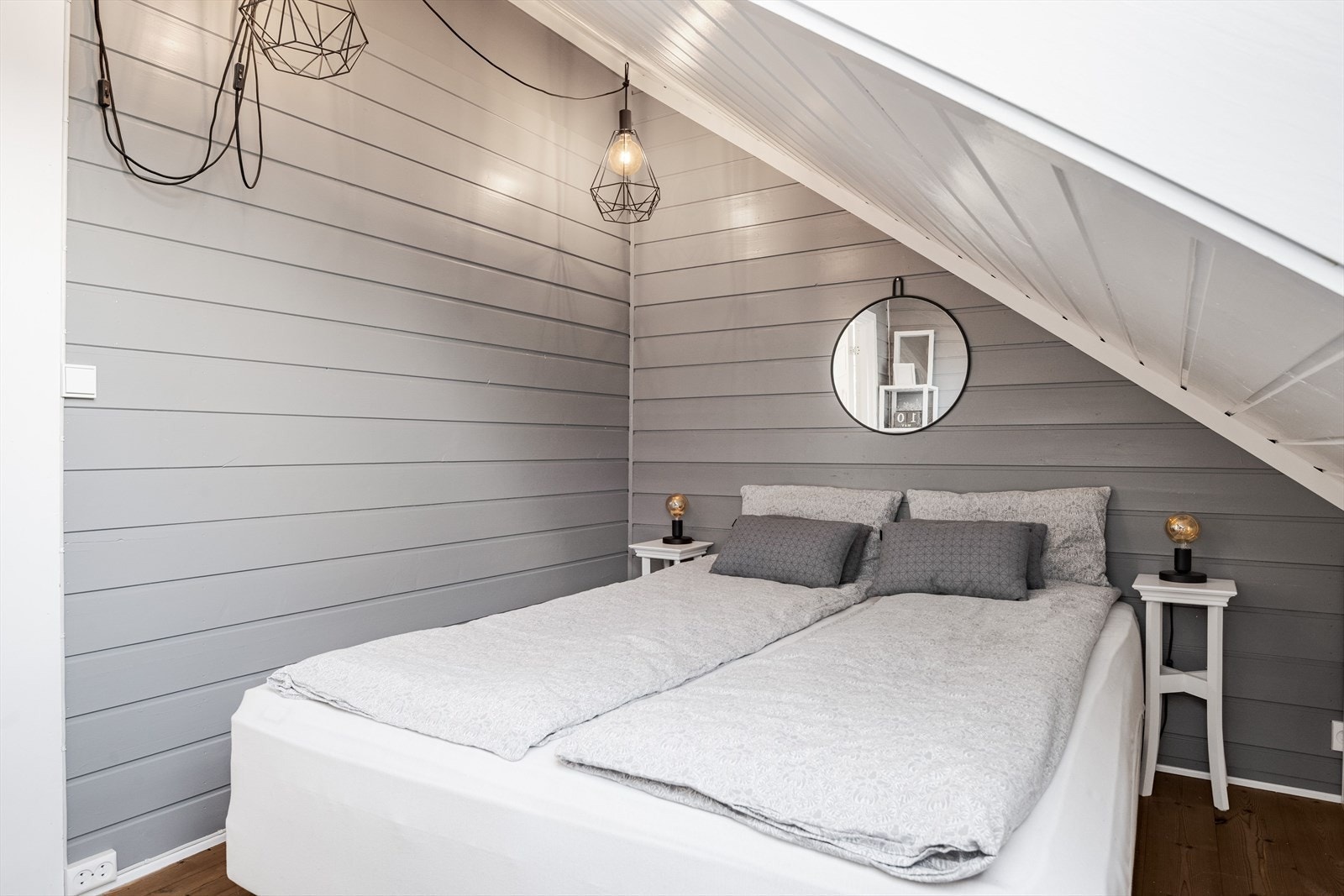 Rommet har mørkt enstavs gulv og malt panel på veggene. Galleribilde