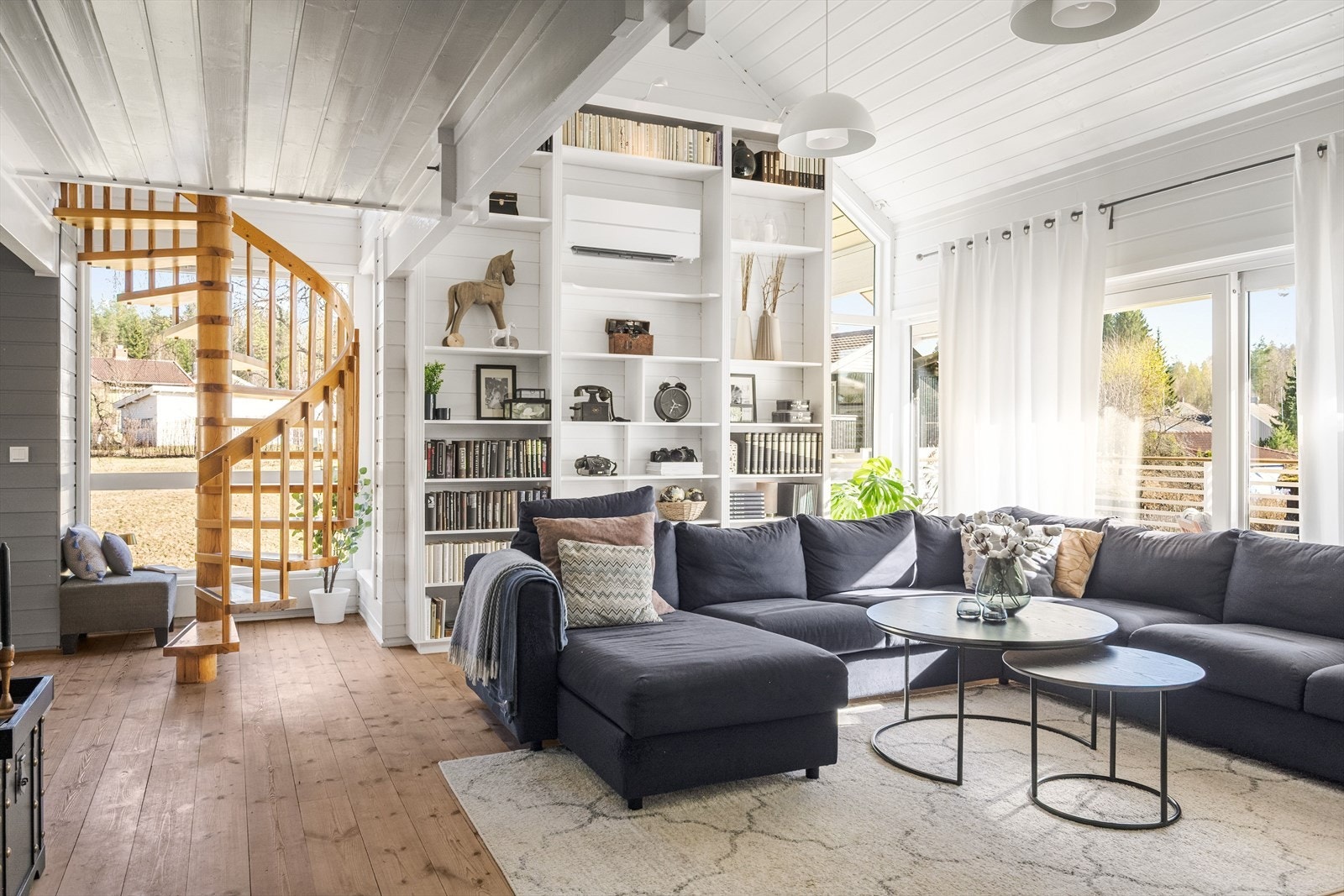 Stuen er det naturlige oppholdsrommet i boligen, og er et stort, lyst og flott rom. Galleribilde
