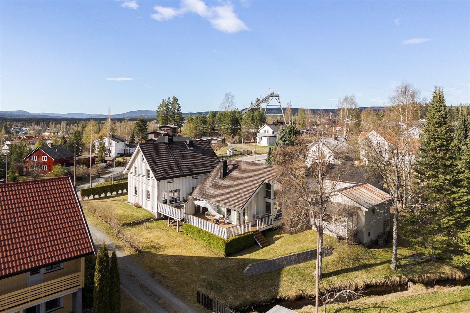 Sentral beliggenhet i et attraktivt boligområde med kort radius til alle daglige gjøremål, samt kort gange til barnehager og Ydalir barneskole. Er du glad i turer og friluft, så ligger også Svartholtet like ved. Galleribilde