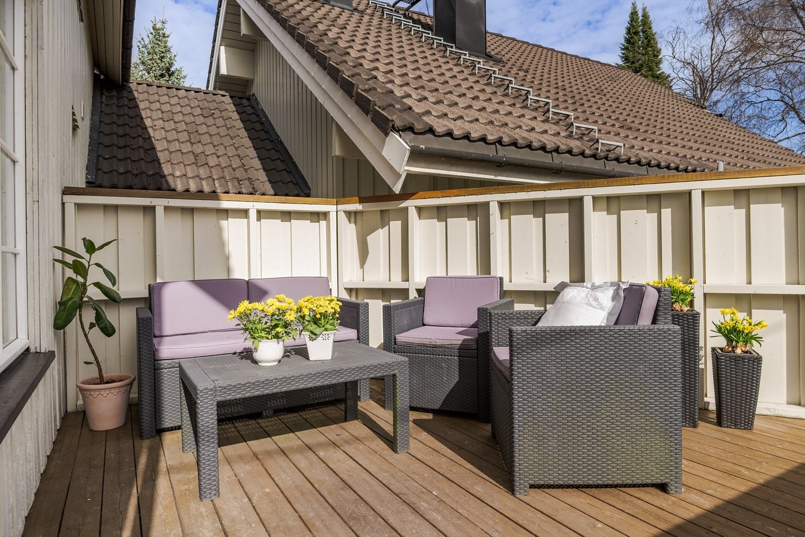 Fra stuen er det utgang til en fin sydøstvendt terrasse på ca. 13m². Galleribilde