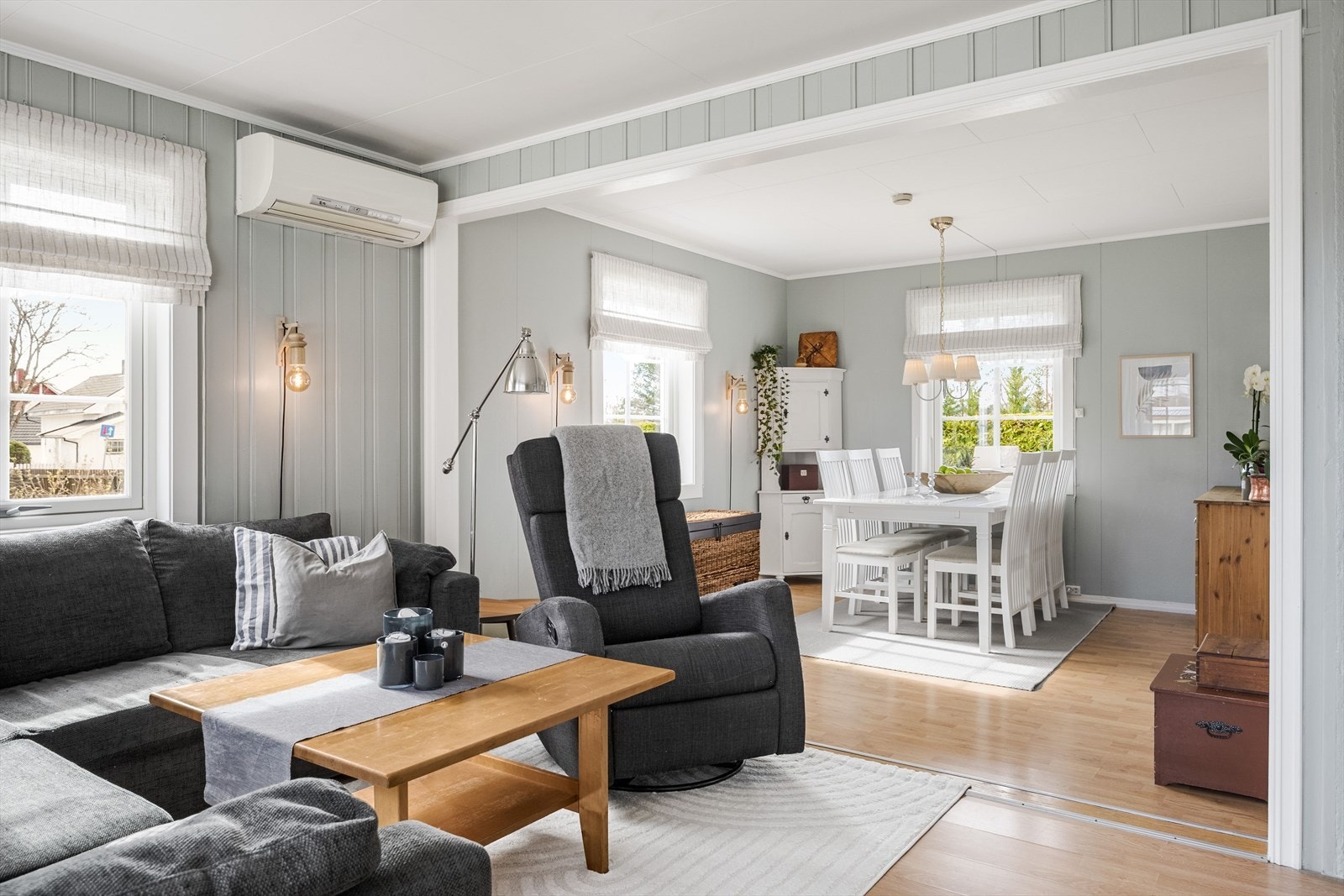 Stuen er romslig med plass til både sofagruppe med salongbord og et stort spisebord. Galleribilde