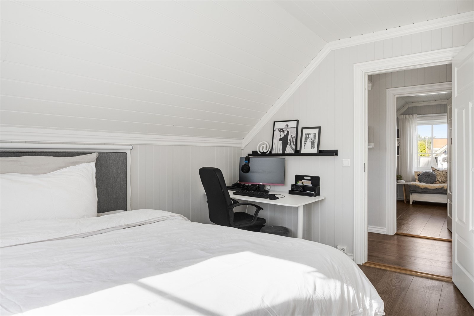 Det er naturlig plass til dobbeltseng med nattbord, samt en kontorpult eller kommode. Galleribilde