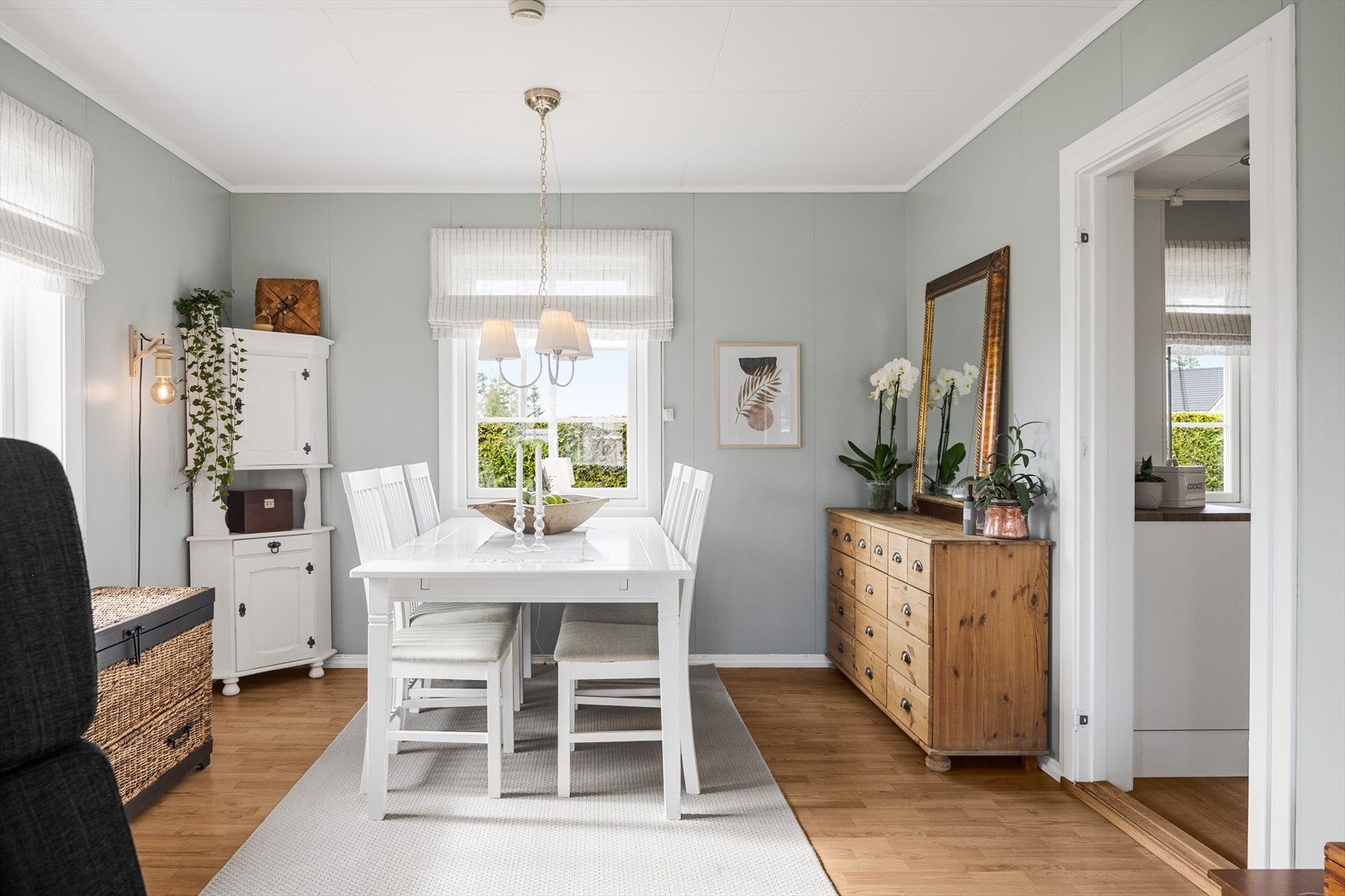 Kjøkkenet ligger i et eget rom i naturlig tilknytning til spisestuen. Galleribilde