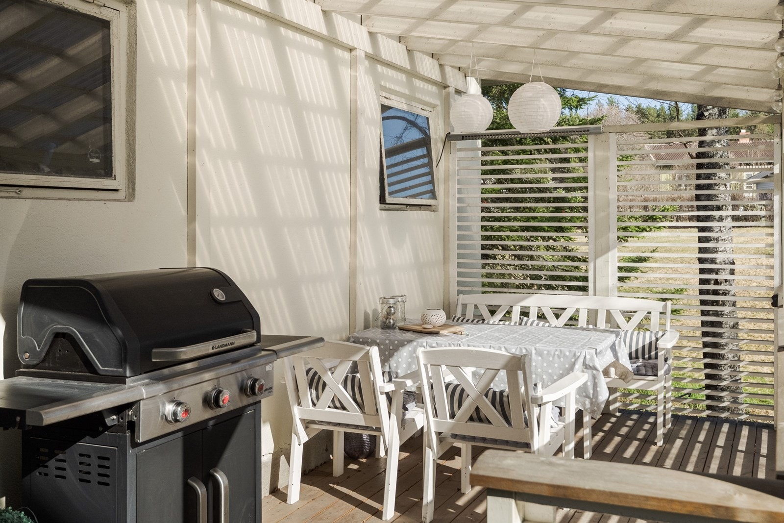 Utenfor garasjen er det en hyggelig takoverbygget terrasse på ca. 10m². Galleribilde