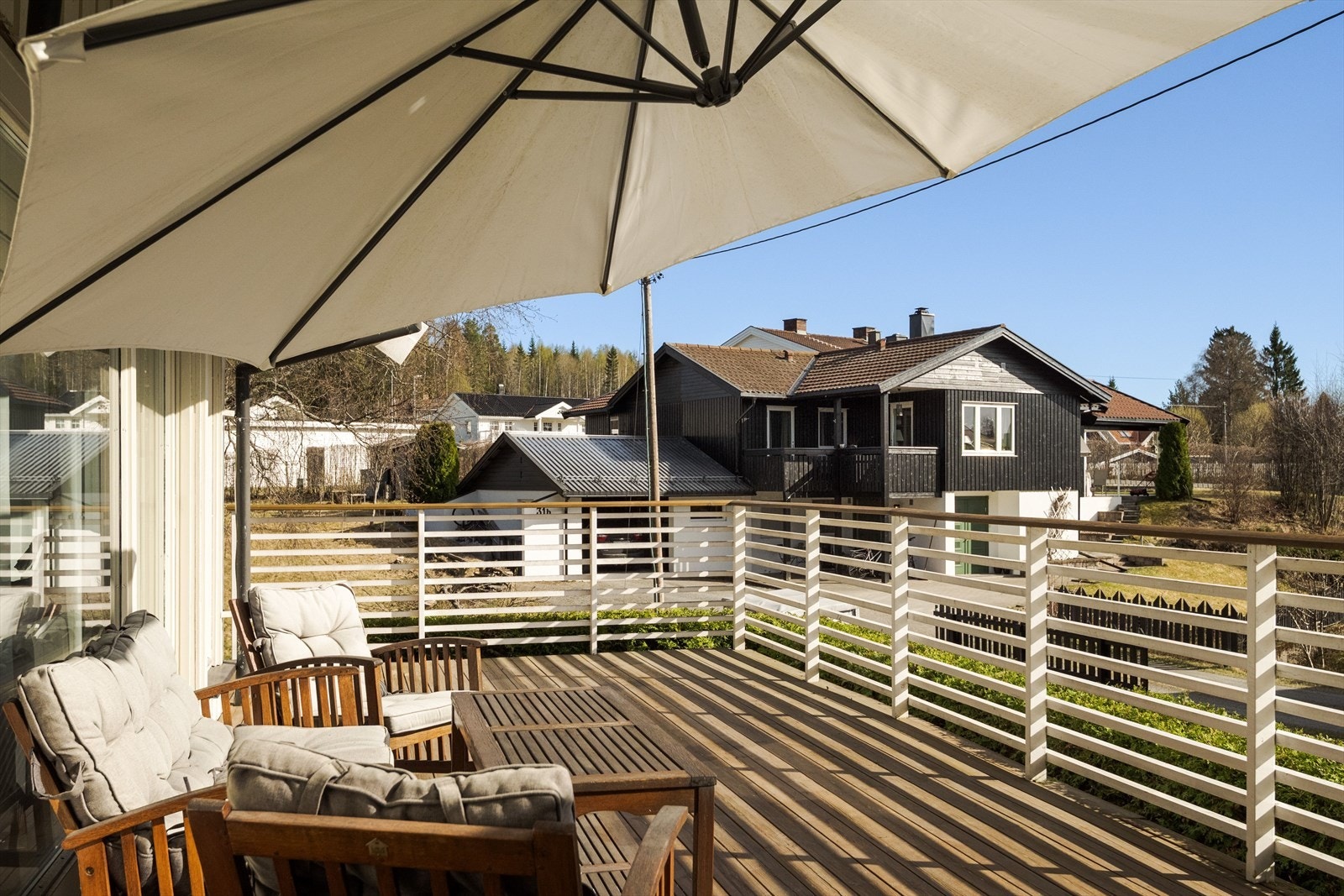 Terrassen har terrassebord på gulv og god plass til flere sittegrupper etter eget ønske og behov. Galleribilde