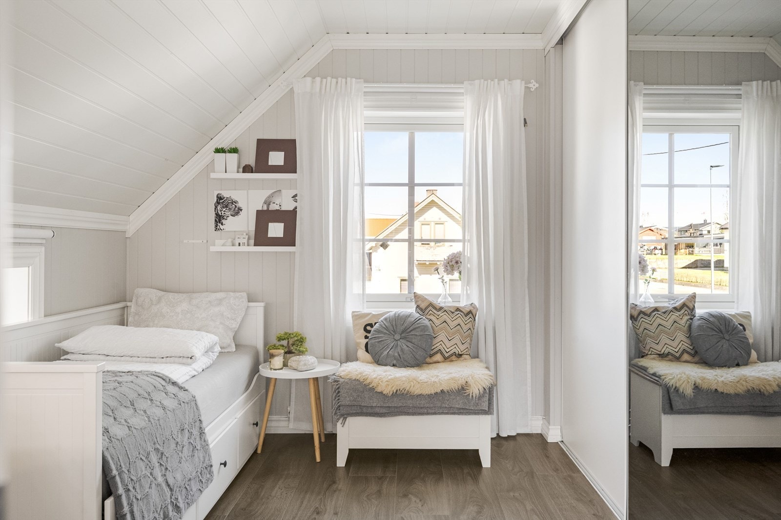 Også dette soverommet har god oppbevaringsplass i stor plassbygget skyvedørsgarderobe. Galleribilde