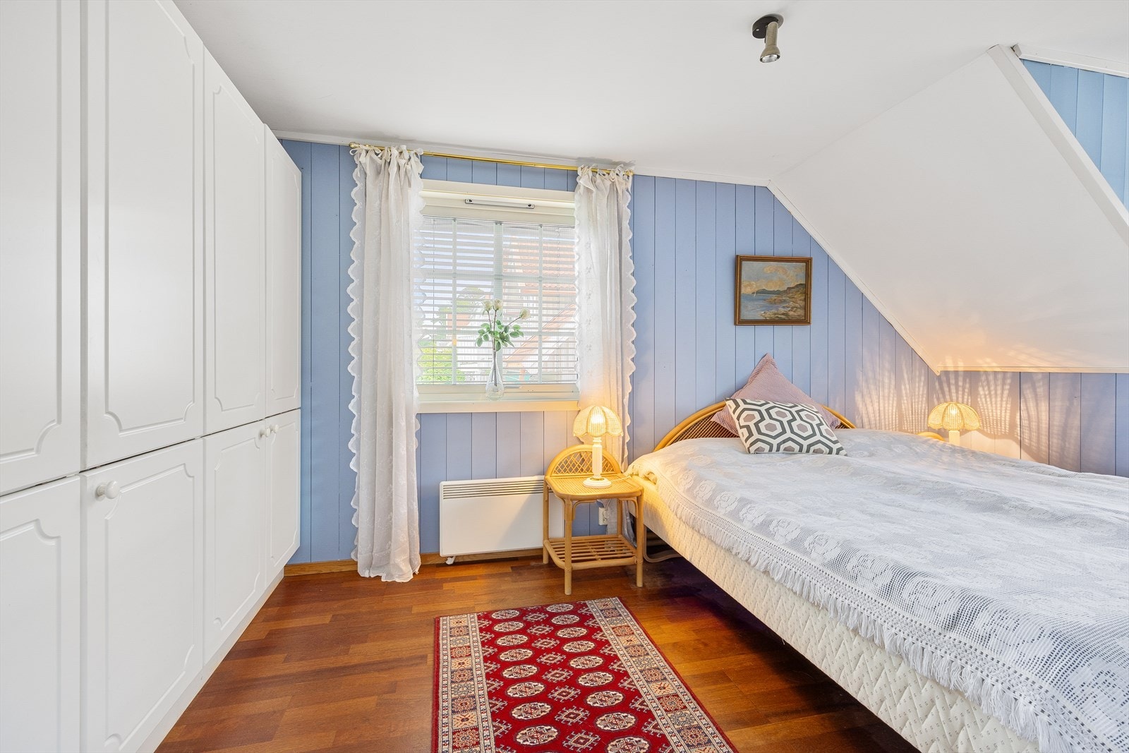 Det ene av to soverom i andre etasje, utstyrt med plassbygde garderobeskap. Galleribilde