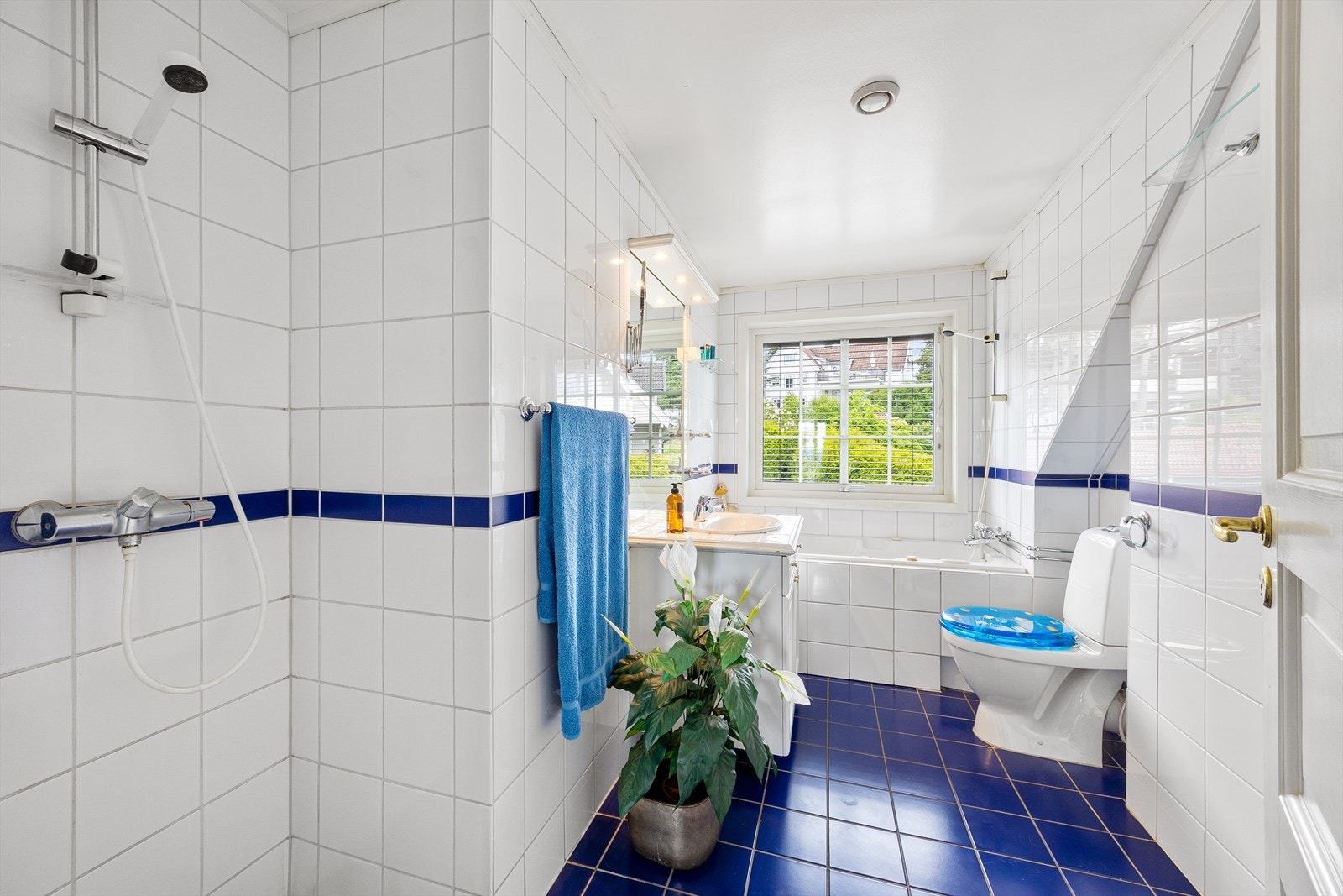 Badet i andre etasje er utstyrt med både dusj og innfliset boblebad. Galleribilde