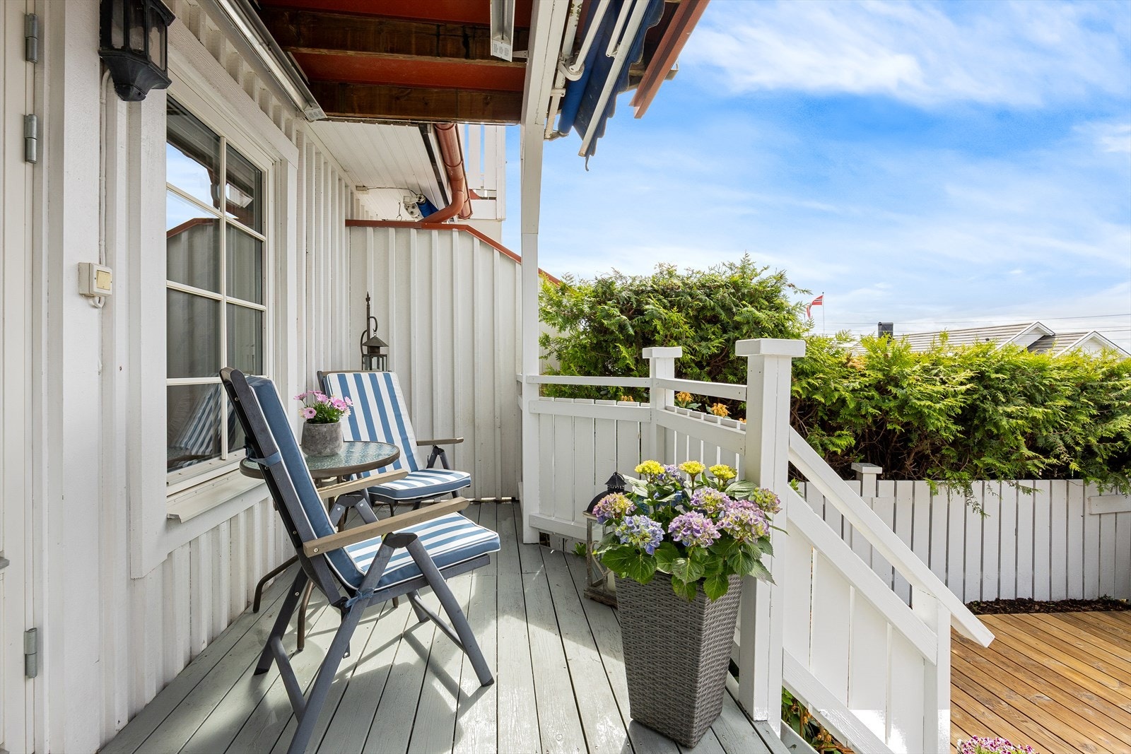 Verandaen har plass til en sittegruppe og gir videre adkomst til en større terrasse. Galleribilde