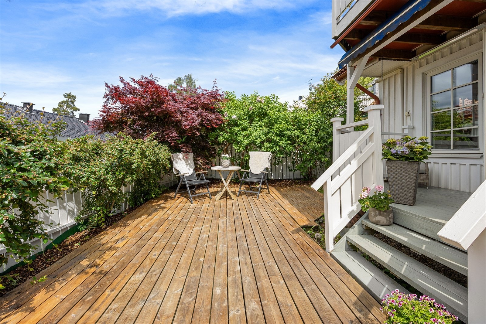 En romslig terrasse på ca. 24 m² gir rikelig med plass for utemøbler og sosiale sammenkomster. Galleribilde