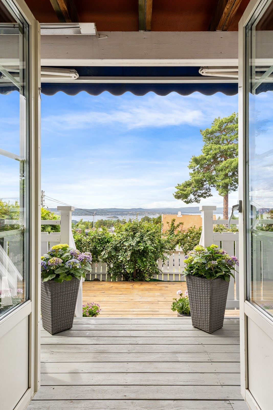 Fra stuen er det direkte utgang til en veranda på ca. 9 m². Galleribilde