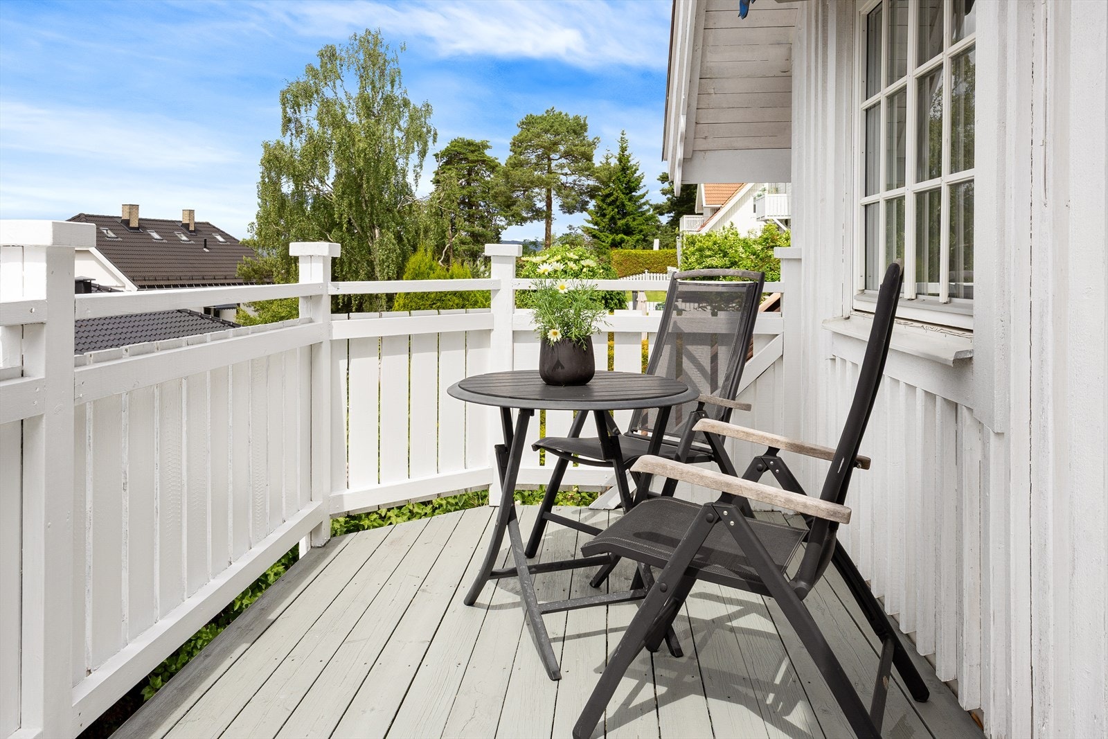 Balkong på ca. 8 m² med adkomst fra stuen i andre etasje. Galleribilde