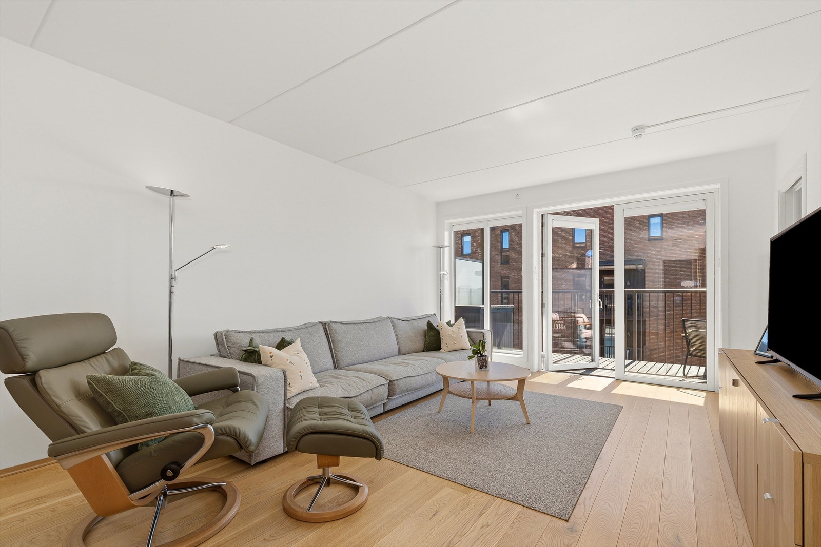 Stuen har god plass til en større sofagruppe og utgang til den største balkongen. Galleribilde