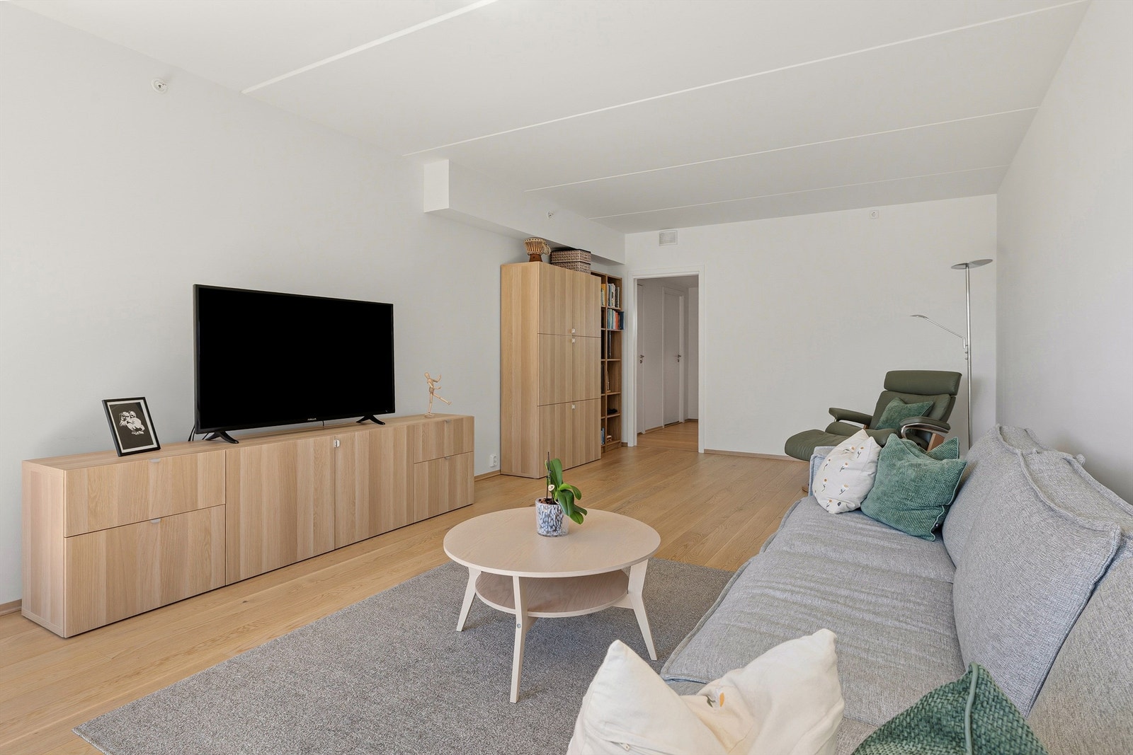 Rommet er enkelt å møblere med soner for både avslapning og sosialt samvær. Galleribilde