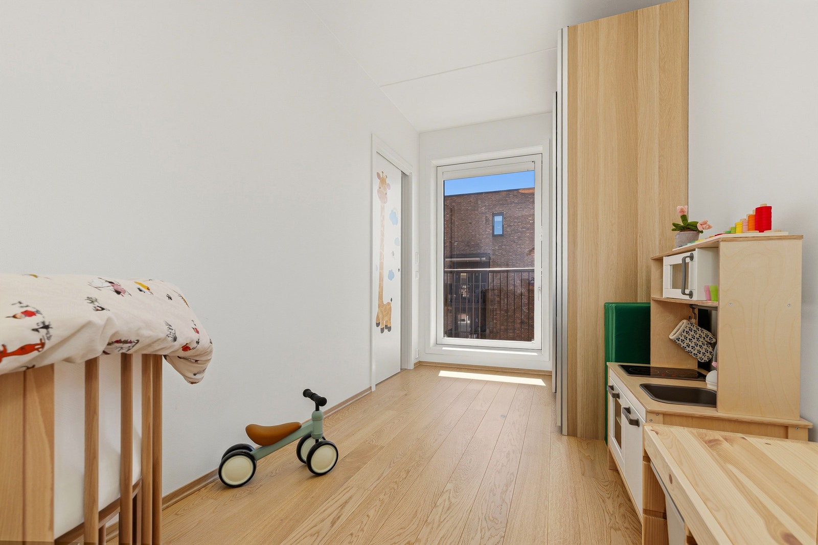 Også her er det parkett på gulvet og malte, lyse veggflater. Galleribilde
