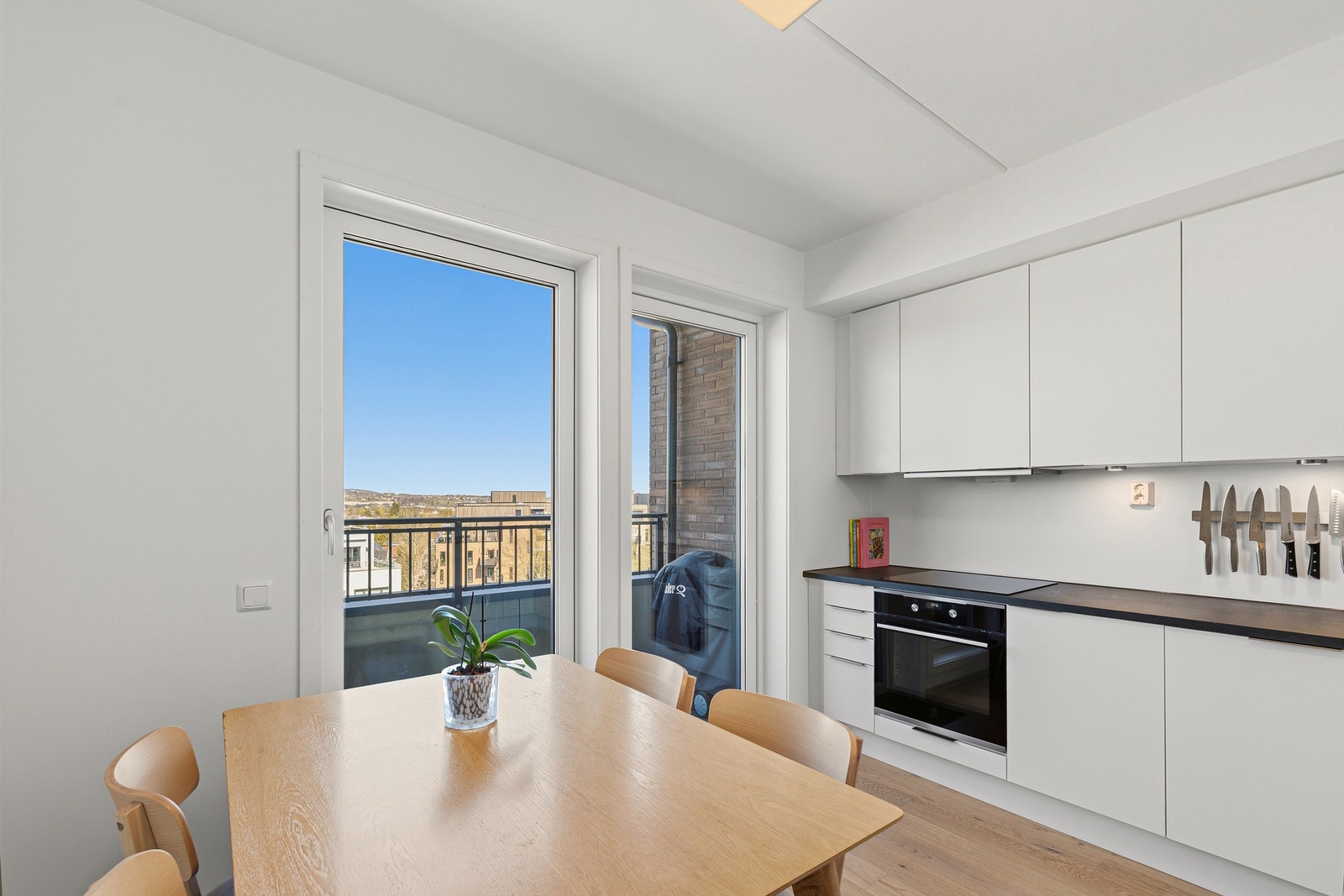 Kjøkkeninnredning fra Norema med glatte fronter og laminatbenkeplate. Galleribilde