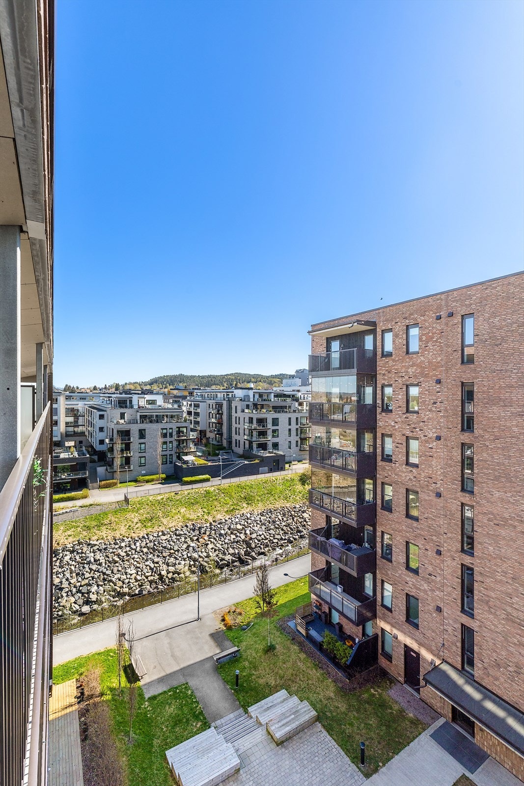 Utsikt mot Sagelva og turstiene. Galleribilde
