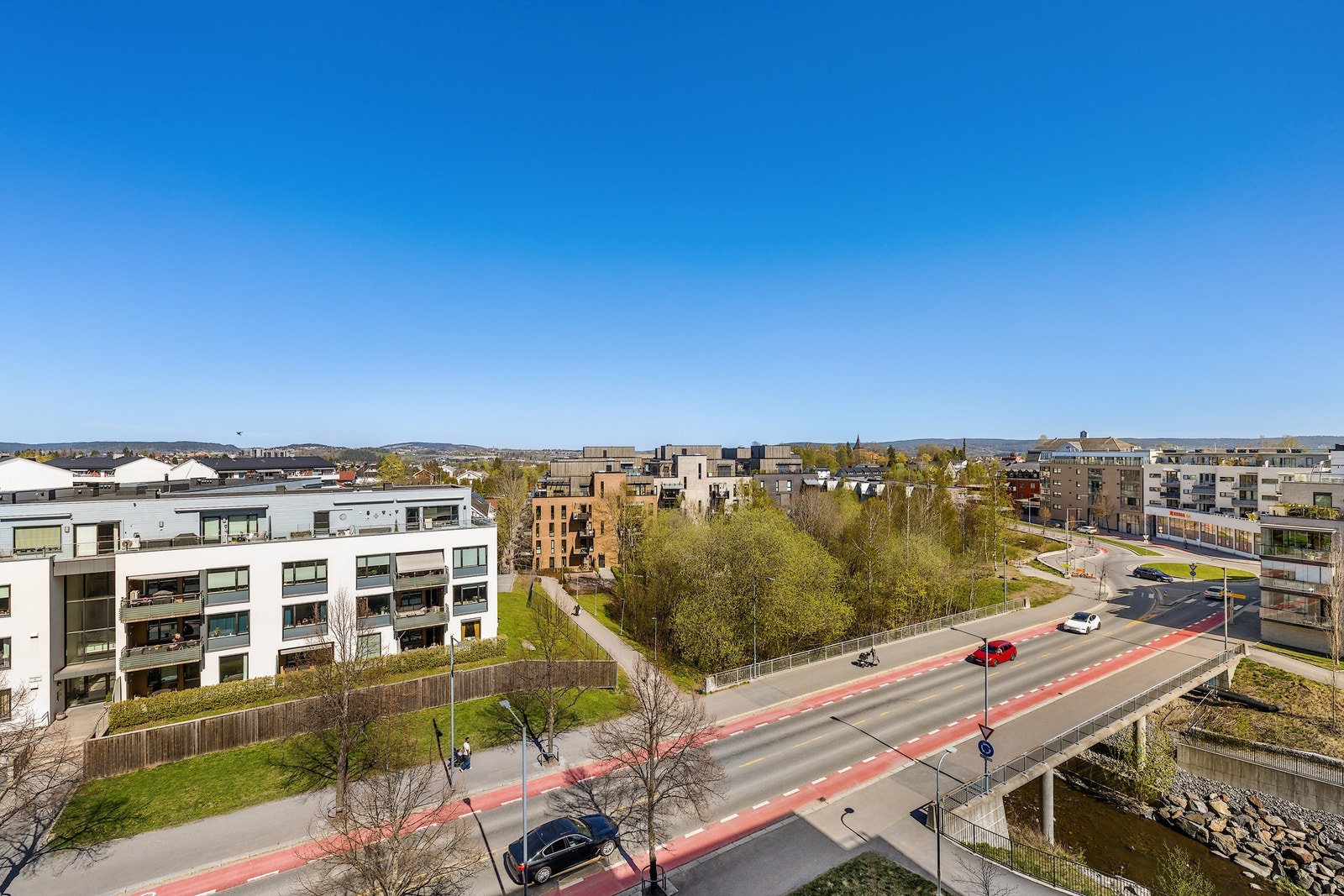 Utsikt over Strømmen fra en av leilighetens to balkonger. Galleribilde