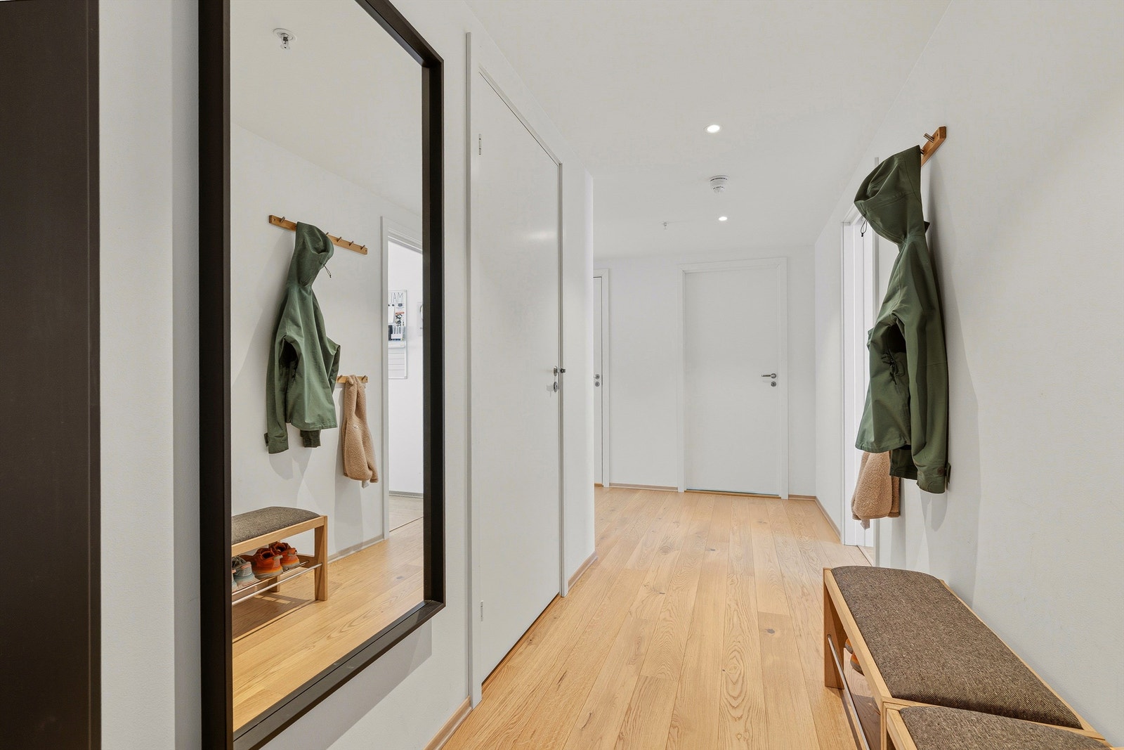 Gjennomgående parkett og glatte, malte veggflater gir et helhetlig og rent uttrykk. Galleribilde
