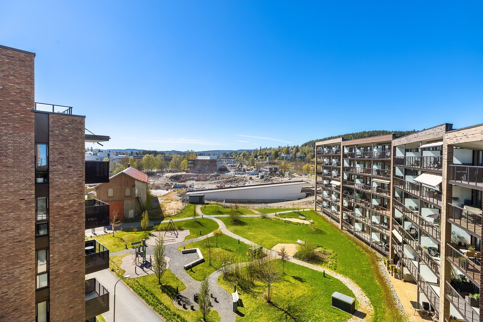 Fra 6. etasje har du en åpen og fin utsikt over nærområdet. I bakgrunnen ser vi byggingen av nytt badeland. Galleribilde