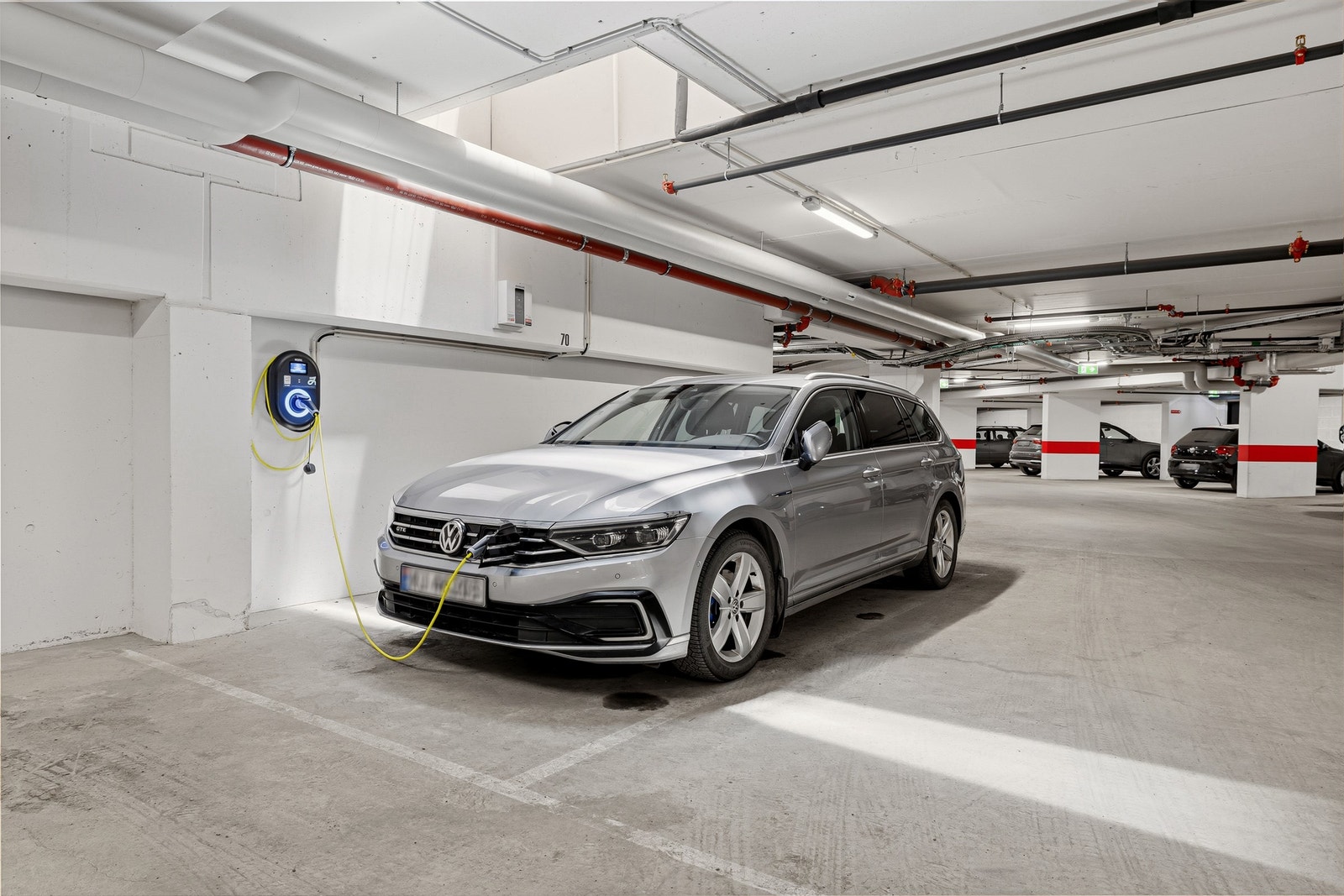 Det medfølger en fast garasjeplass i felles parkeringskjeller, med installert elbillader. Galleribilde