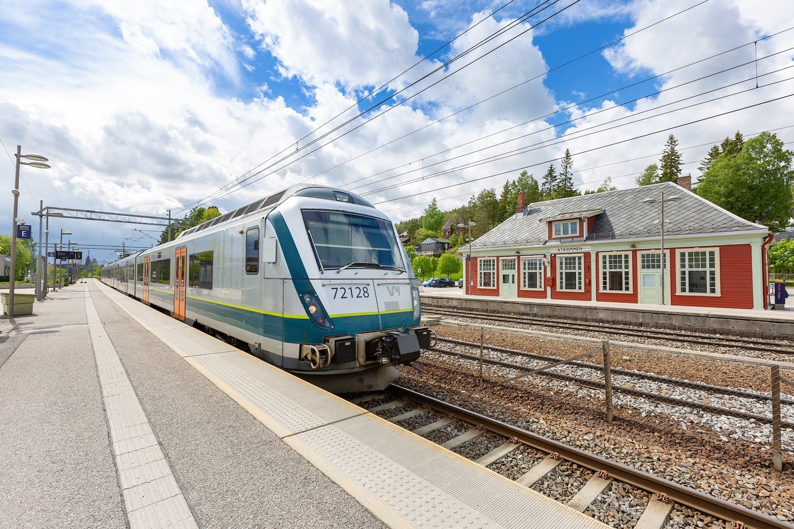 Strømmen stasjon nås på seks minutter til fots. Herfra tar toget deg til Oslo S på litt over 20 minutter. Galleribilde