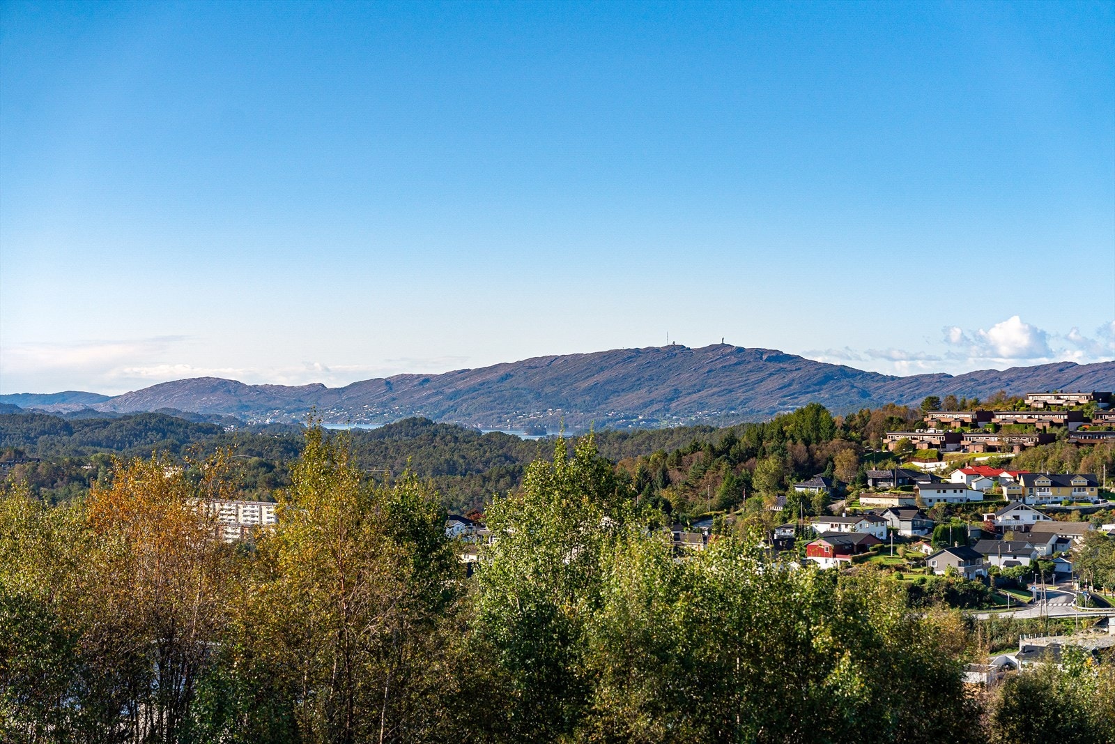 - Like utenfor inngangsdøren finner du stien opp til Lyderhorn. Du har også flere turmuligheter i umiddelbar nærhet, bla. Alvøen og Kanadaskogen - Galleribilde