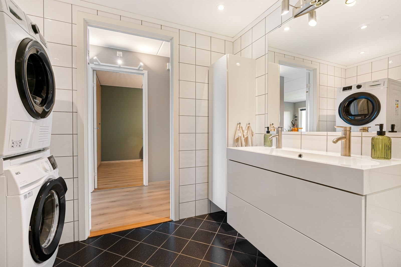 - Badet måler 5,9m² - Galleribilde