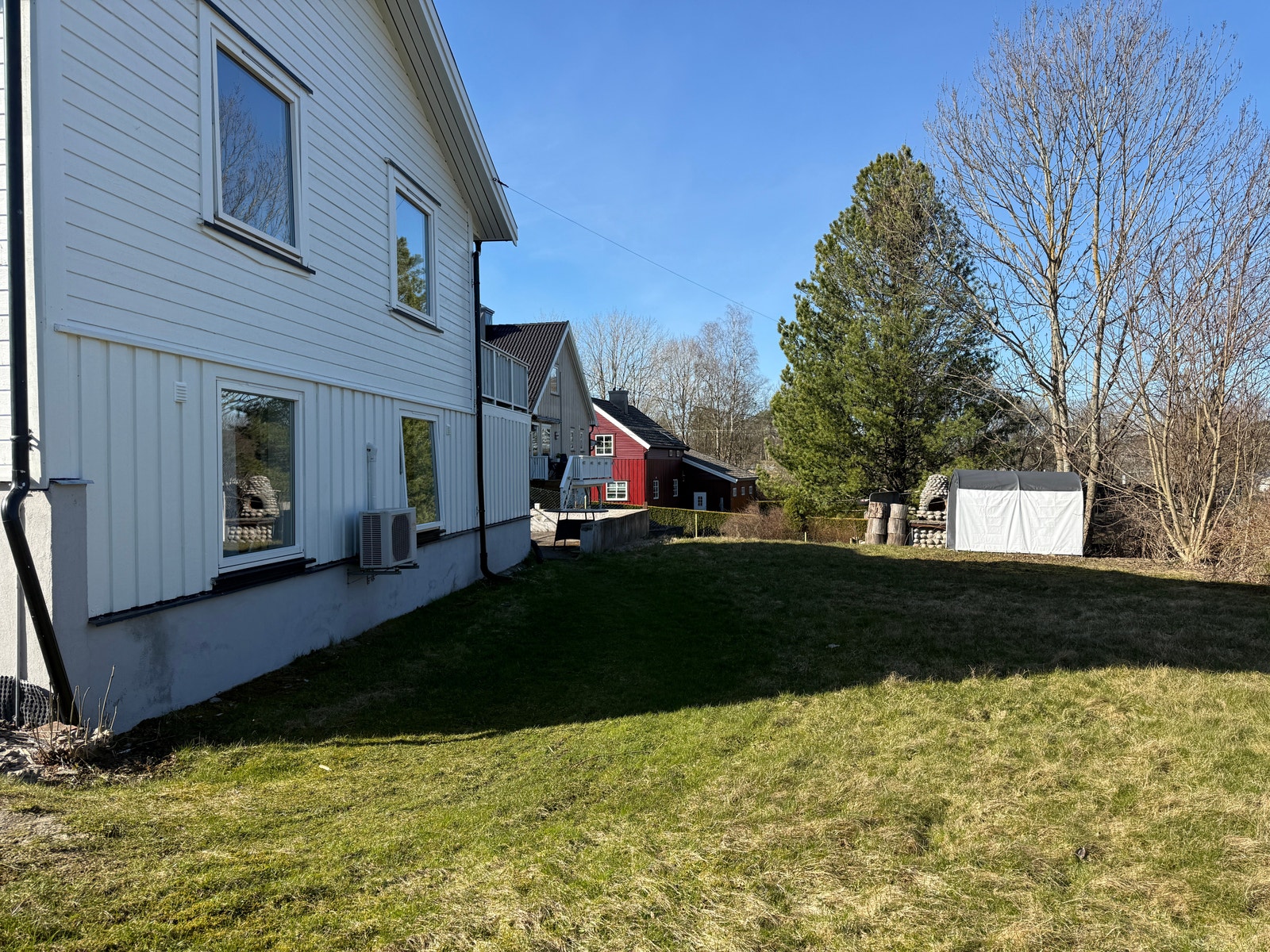 Hagen rett utenfor stuevinduene Galleribilde