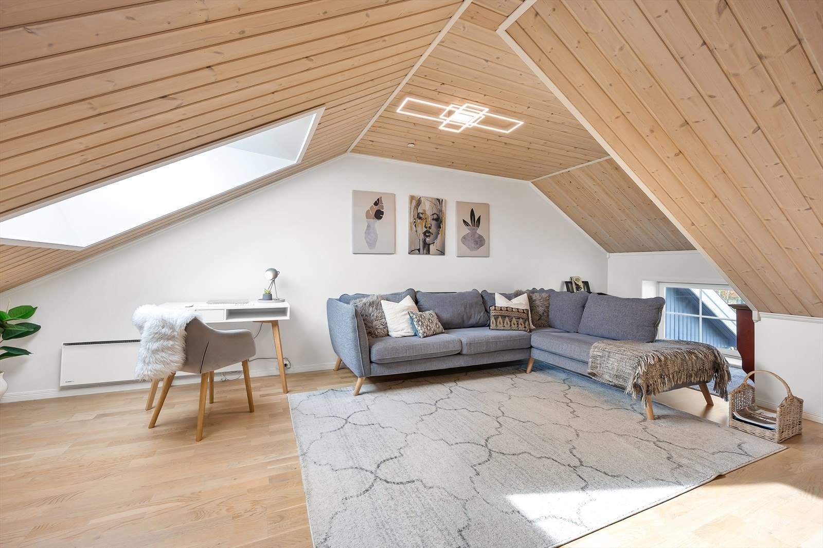 Koselig loftstue med vindu i skråtak. Galleribilde