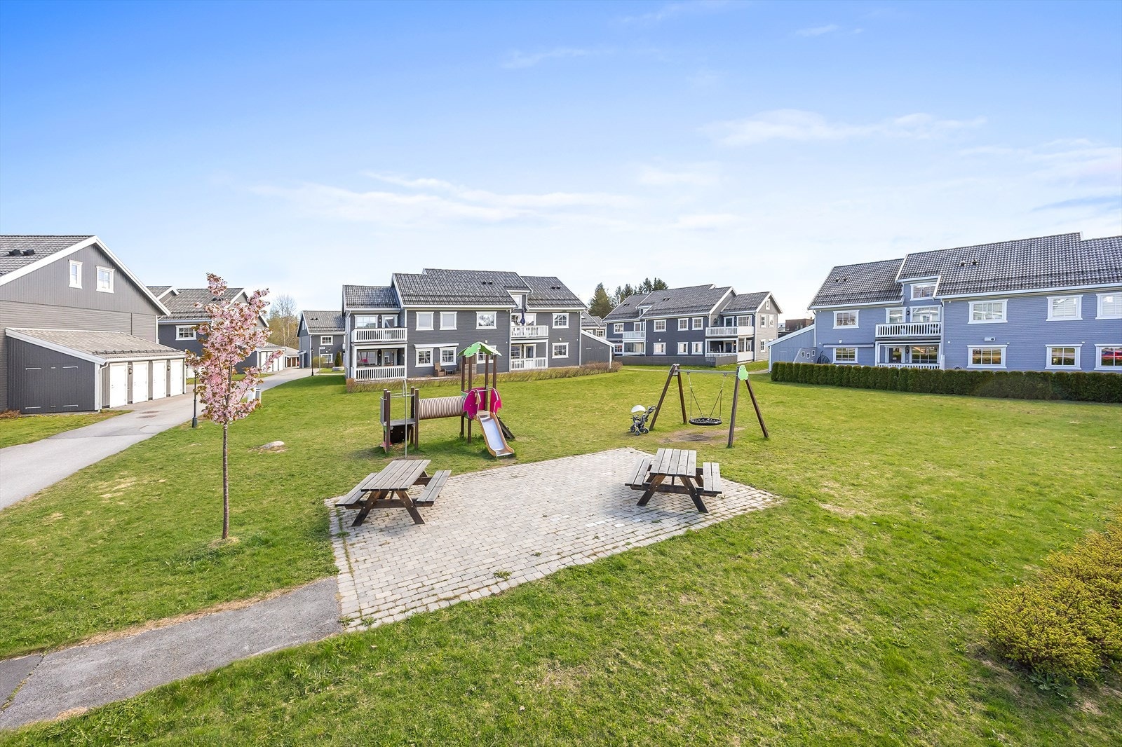 Sameiet har fine fellesområder mellom husene med plenareal, beplantning, benker og lekeplass. Galleribilde