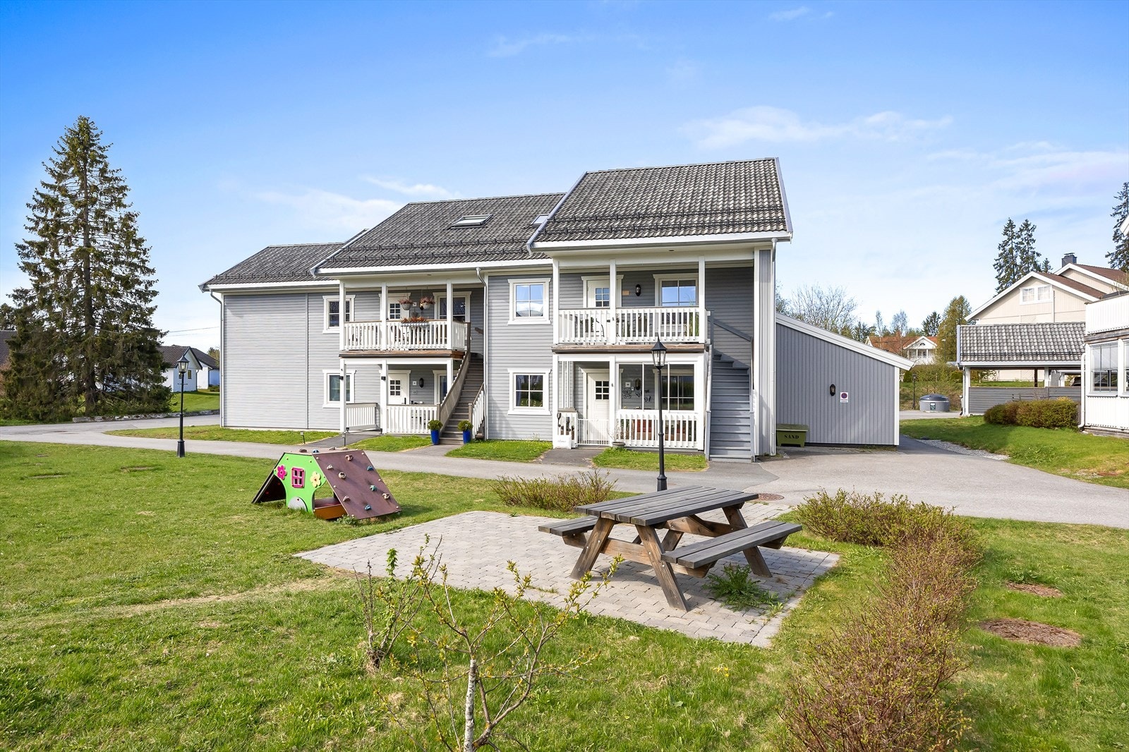 Velkommen til Siggerudbråtan 86! En innholdsrik og flott 5-roms selveierleilighet over to plan. Galleribilde