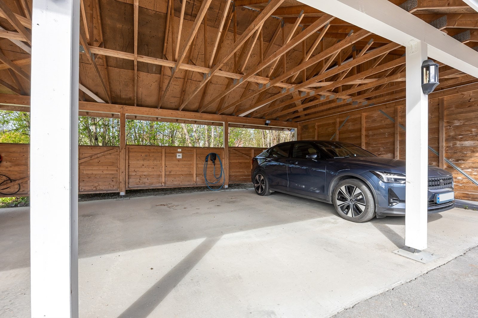 Det medfølger parkeringsplass i carport til leiligheten. Her er det montert ladeboks. Galleribilde