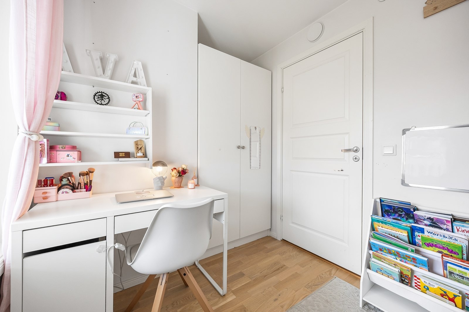 Fint soverom i 2. etasje med garderobeskap. Galleribilde