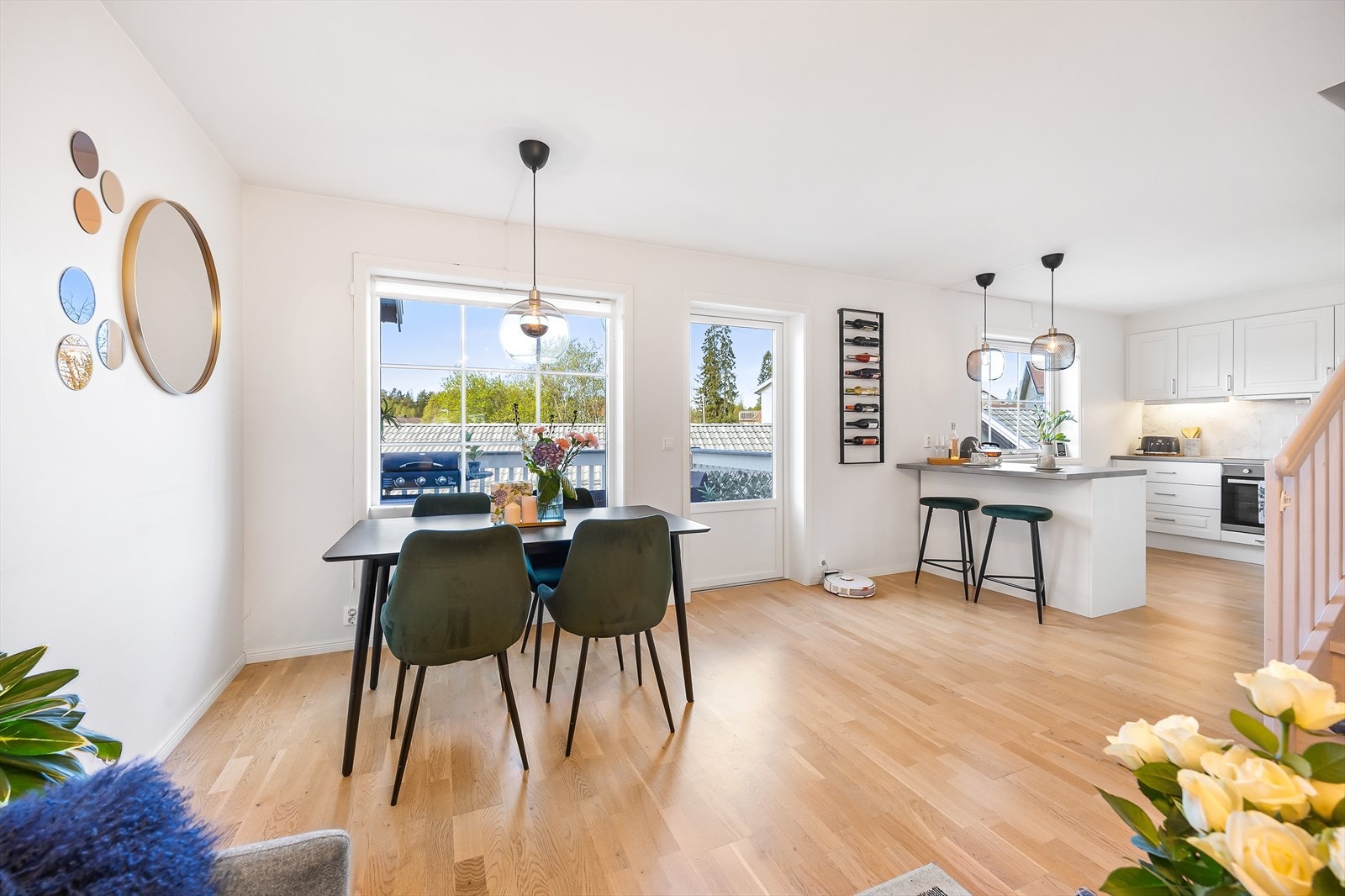 I stuen er det god plass til både salong og spisestue. Galleribilde