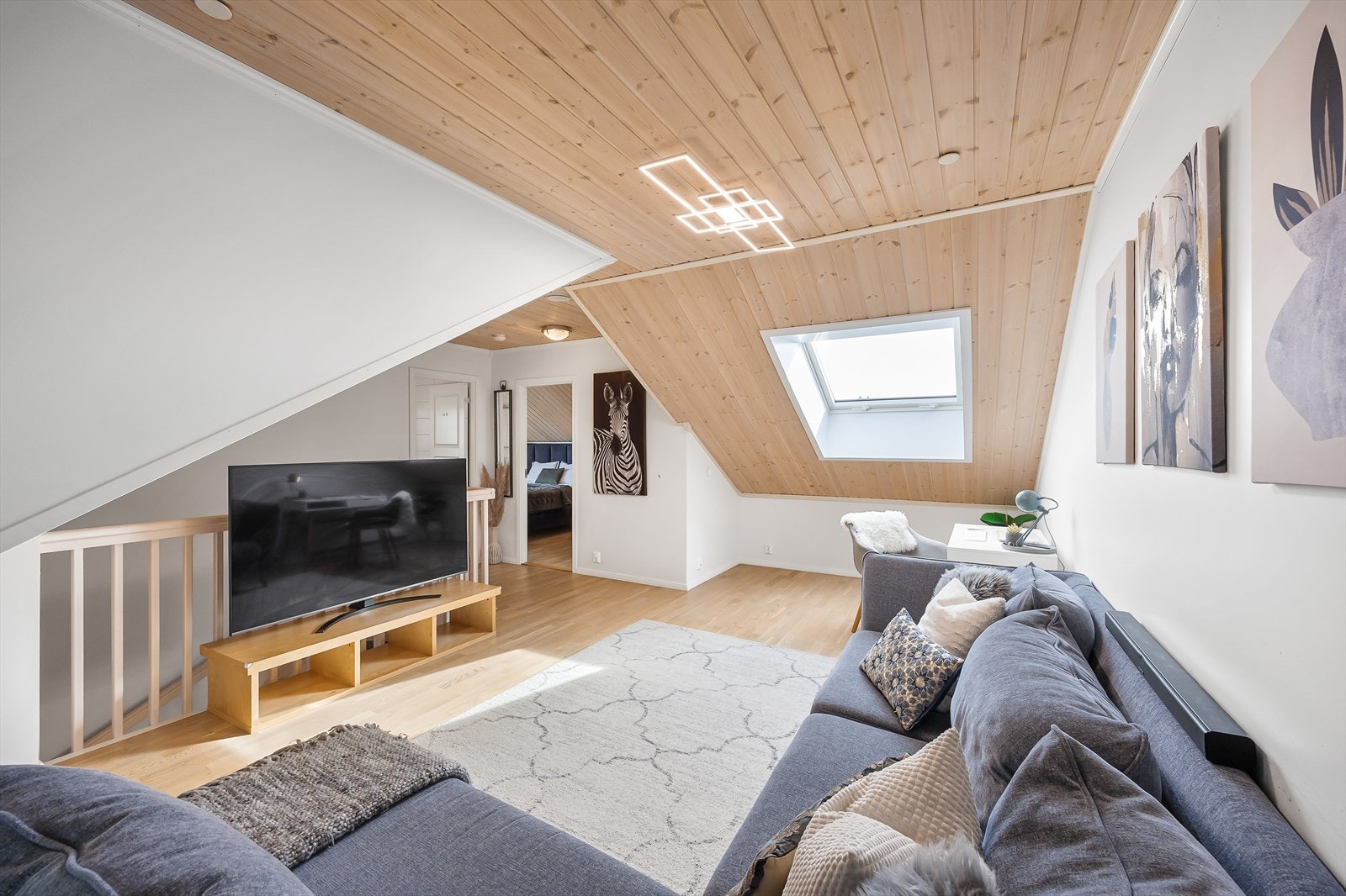 Loftstue. Galleribilde