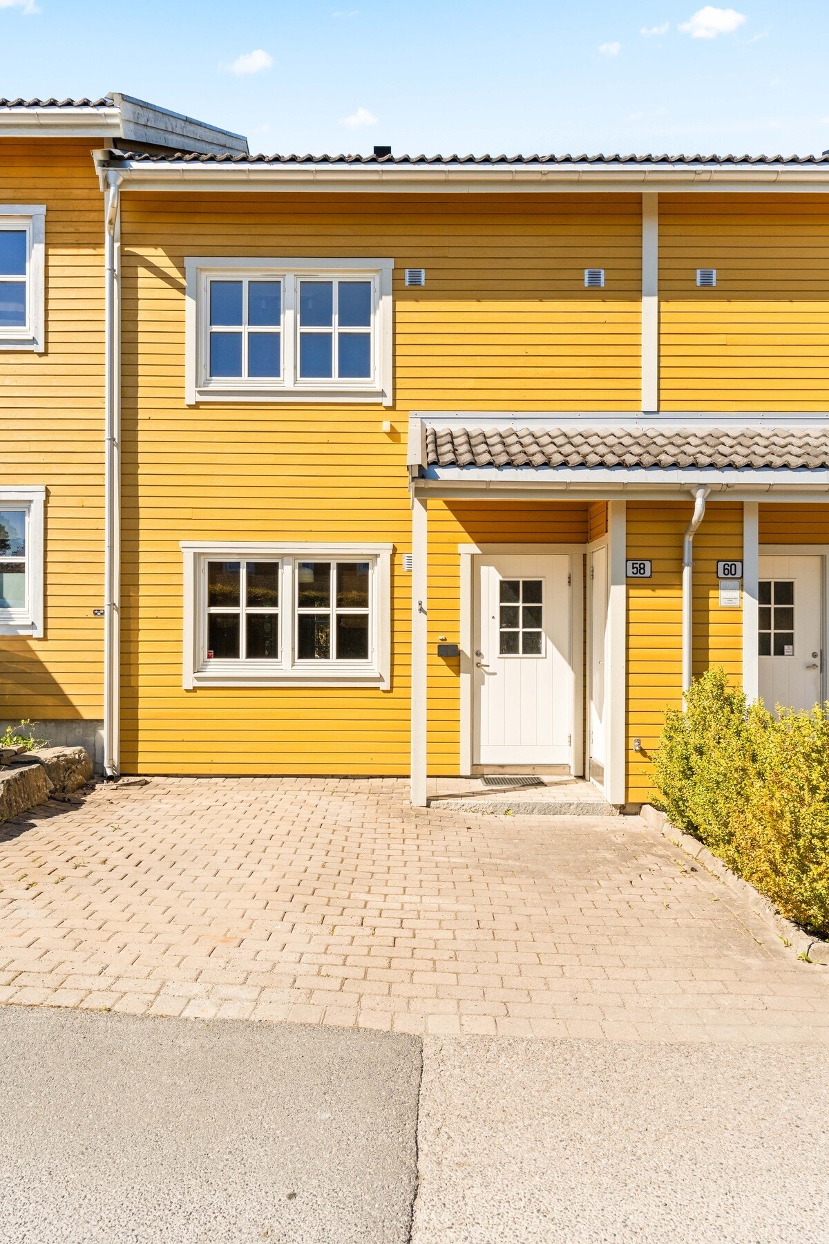 Og med parkering med lader på boligens fremside Galleribilde