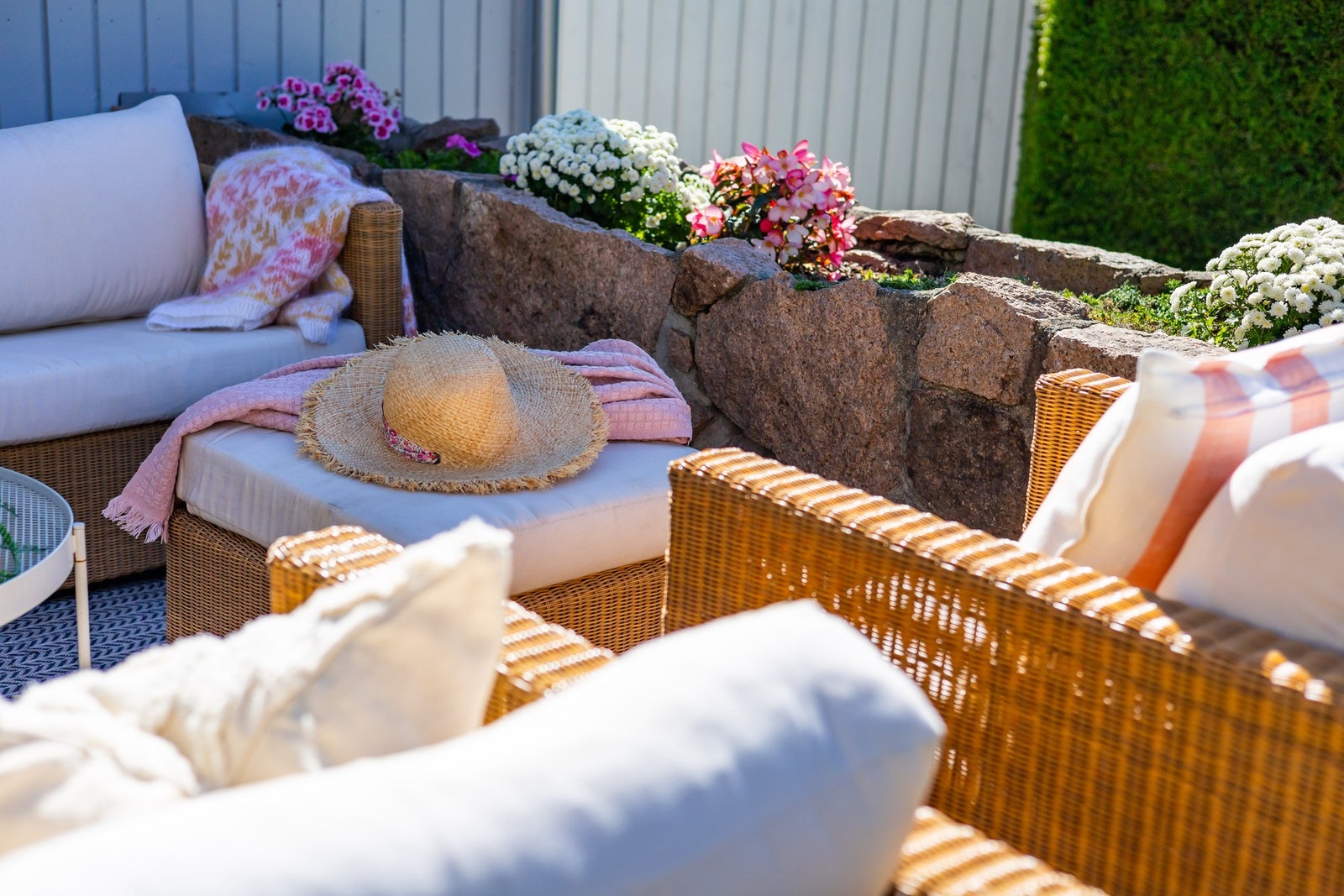 Pent uteområdet med blomsterbedd. Galleribilde