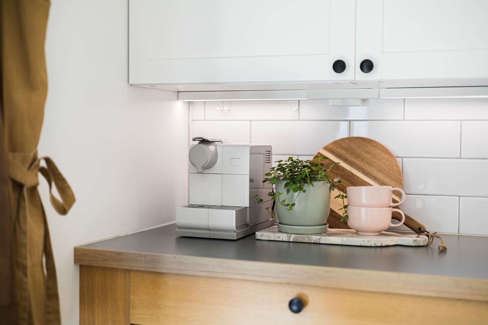 Kjøkkenet er utstyrt med integrert stekeovn og platetopp, samt frittstående oppvaskmaskin og kjøl-/fryseskap. Galleribilde
