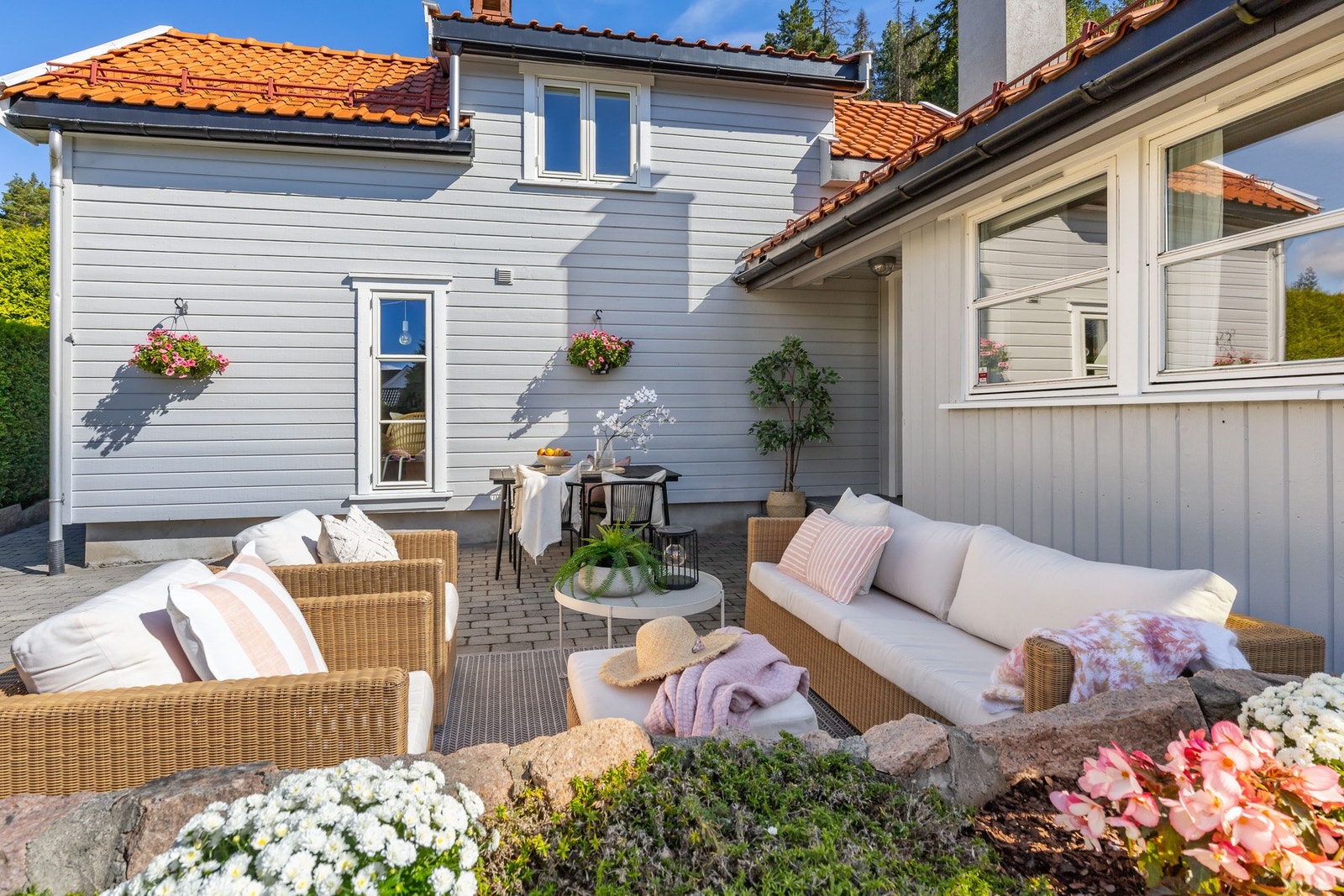 Uteområdene byr på en lun og solrik atmosfære med marka som nærmeste nabo - et perfekt sted for både avslapning og hyggelige sammenkomster. Galleribilde