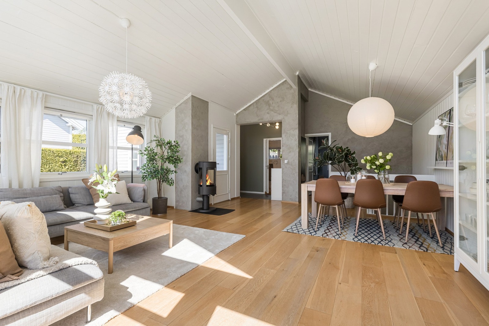 En stue som innbyr til sosiale kvelder for familien og venner. Galleribilde