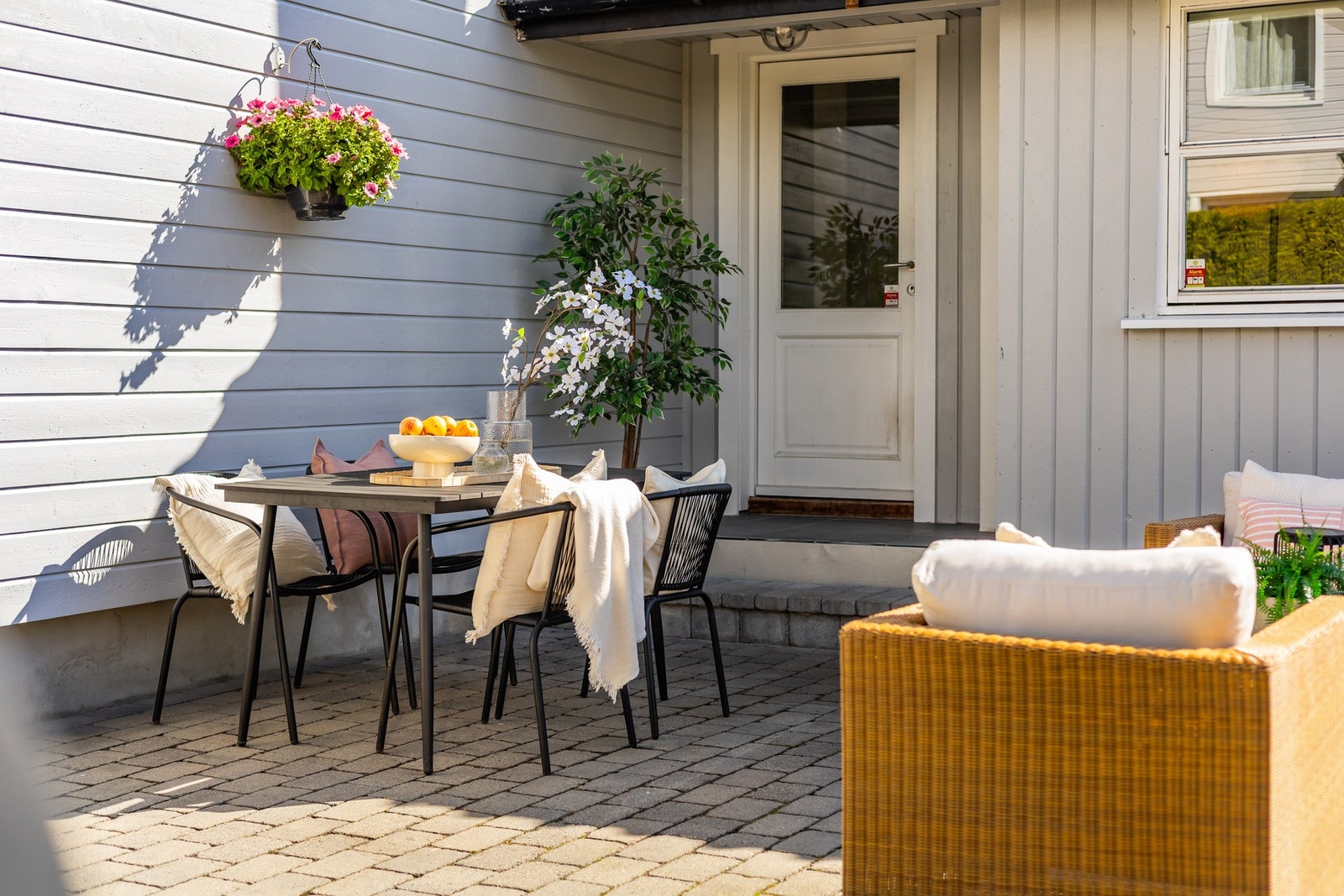 Hagen er pent opparbeidet og lettstelt, med en kombinasjon av belegningsstein, grønne plenarealer og dekorative blomsterbed bygget opp med lokal stein. Galleribilde