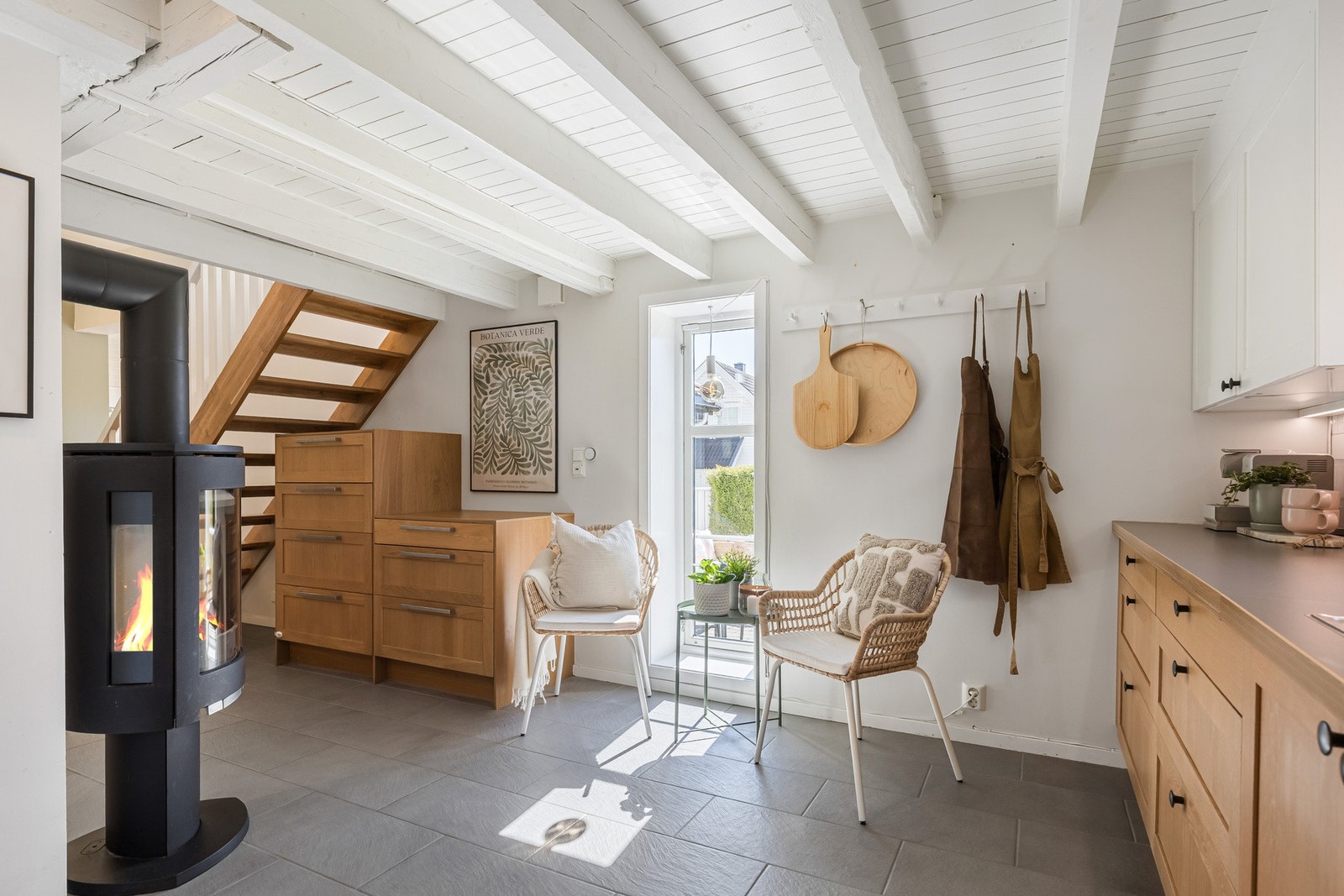 Innredningen fra Ikea byr på rikelig med skap- og benkeplass, og kombinasjonen av underskap og skuffer i treverk sammen med hvite overskap gir kjøkkenet et moderne og stilrent uttrykk. Galleribilde